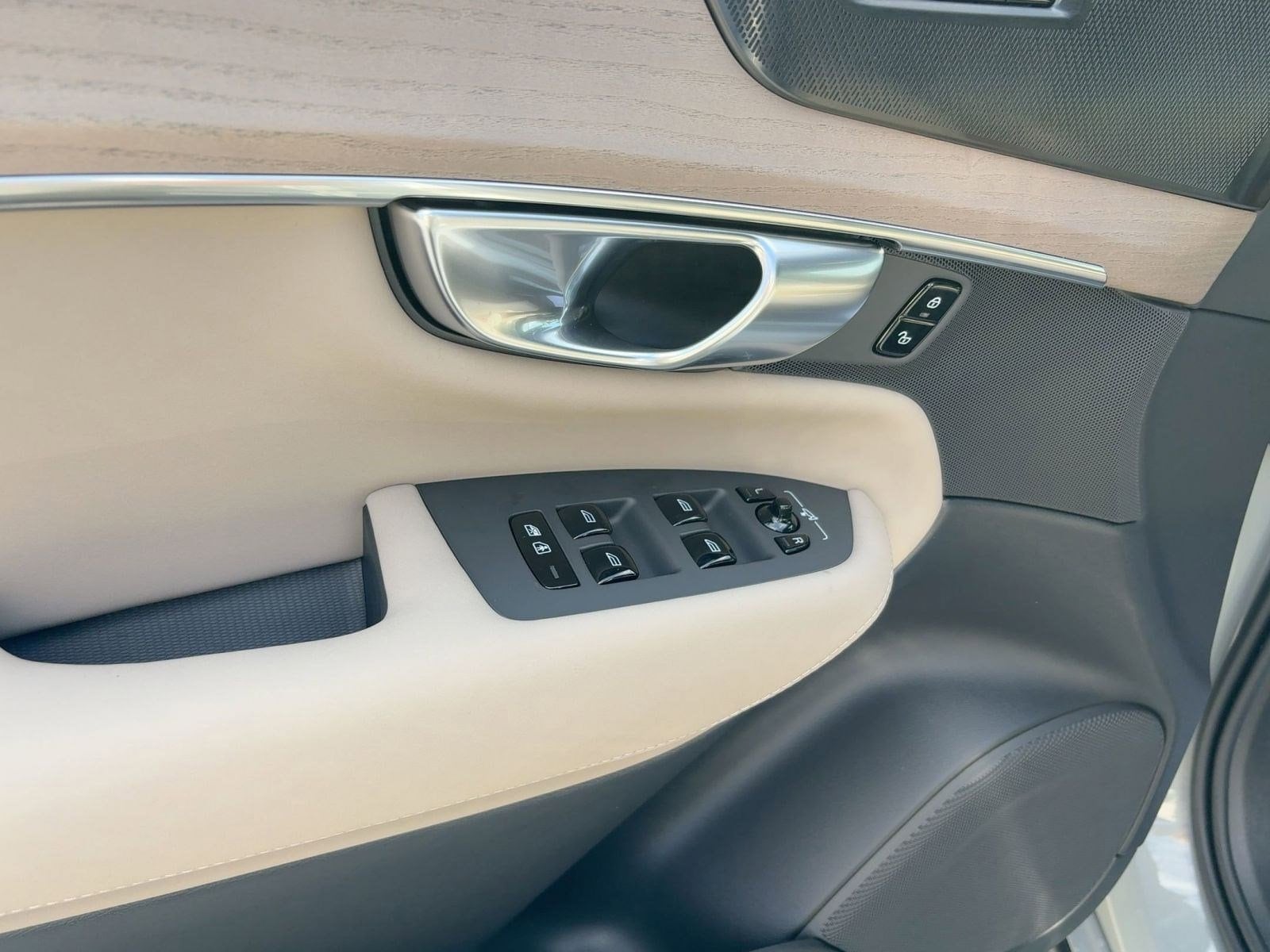 2026 Volvo XC90 Plus - Photo 13