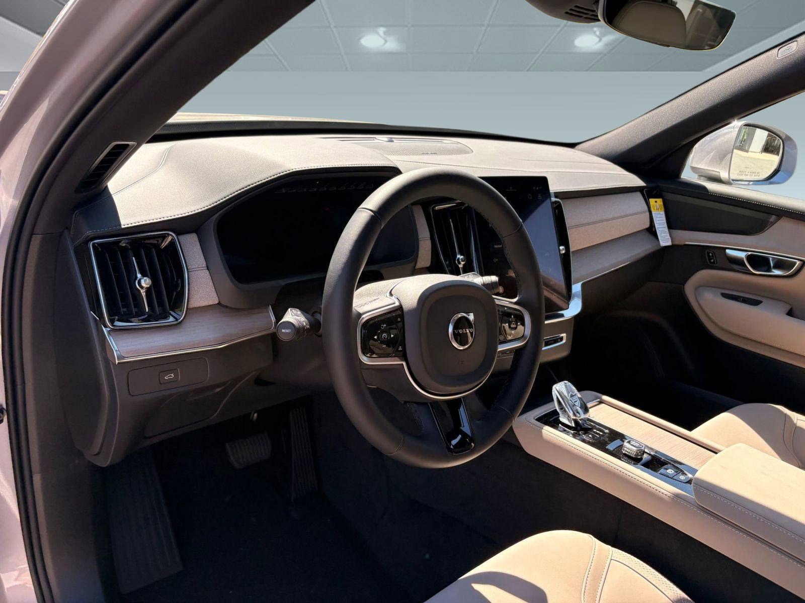 2026 Volvo XC90 Plus AWD photo 4