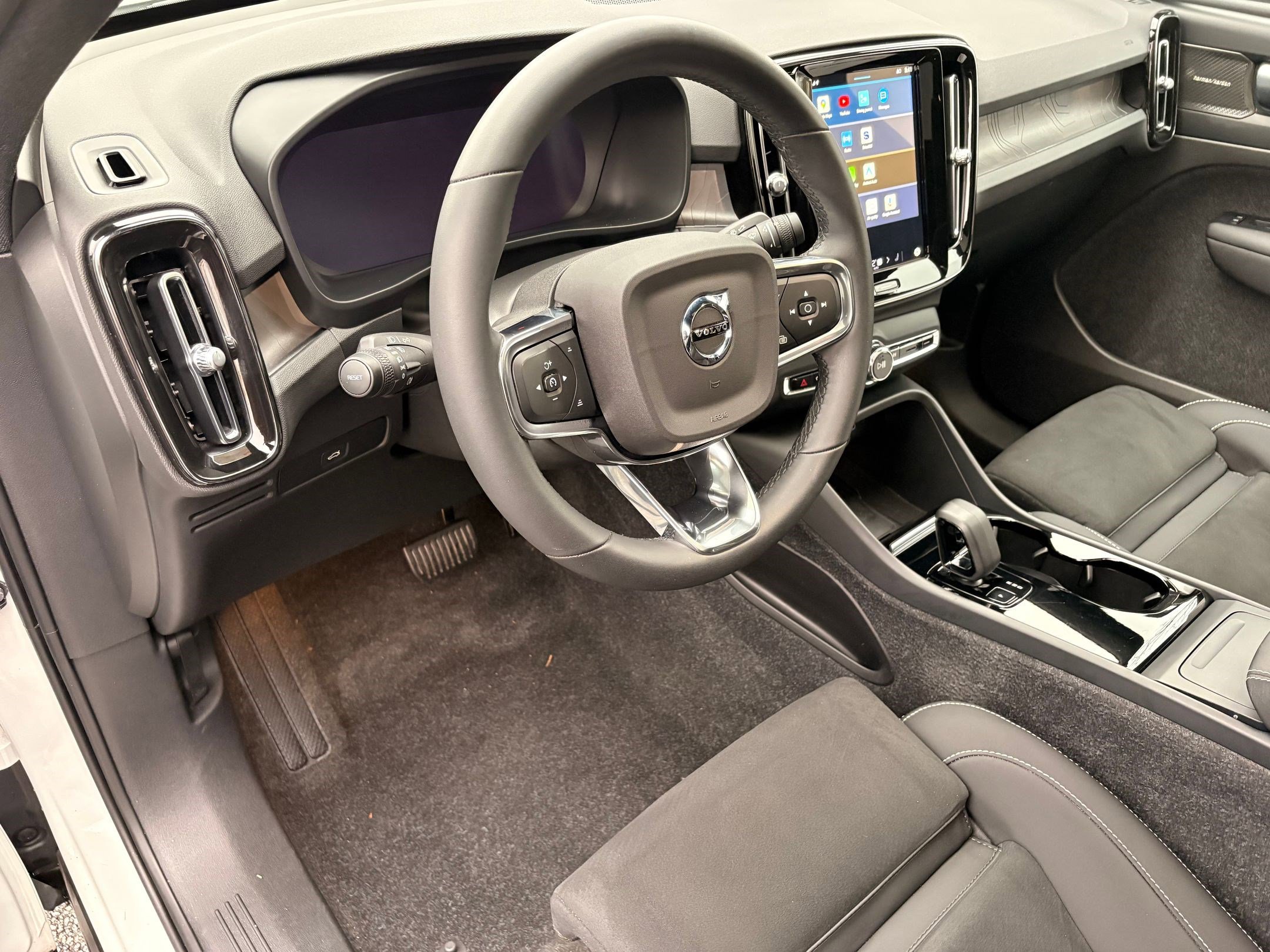 2023 Volvo C40 Recharge Ultimate photo 3