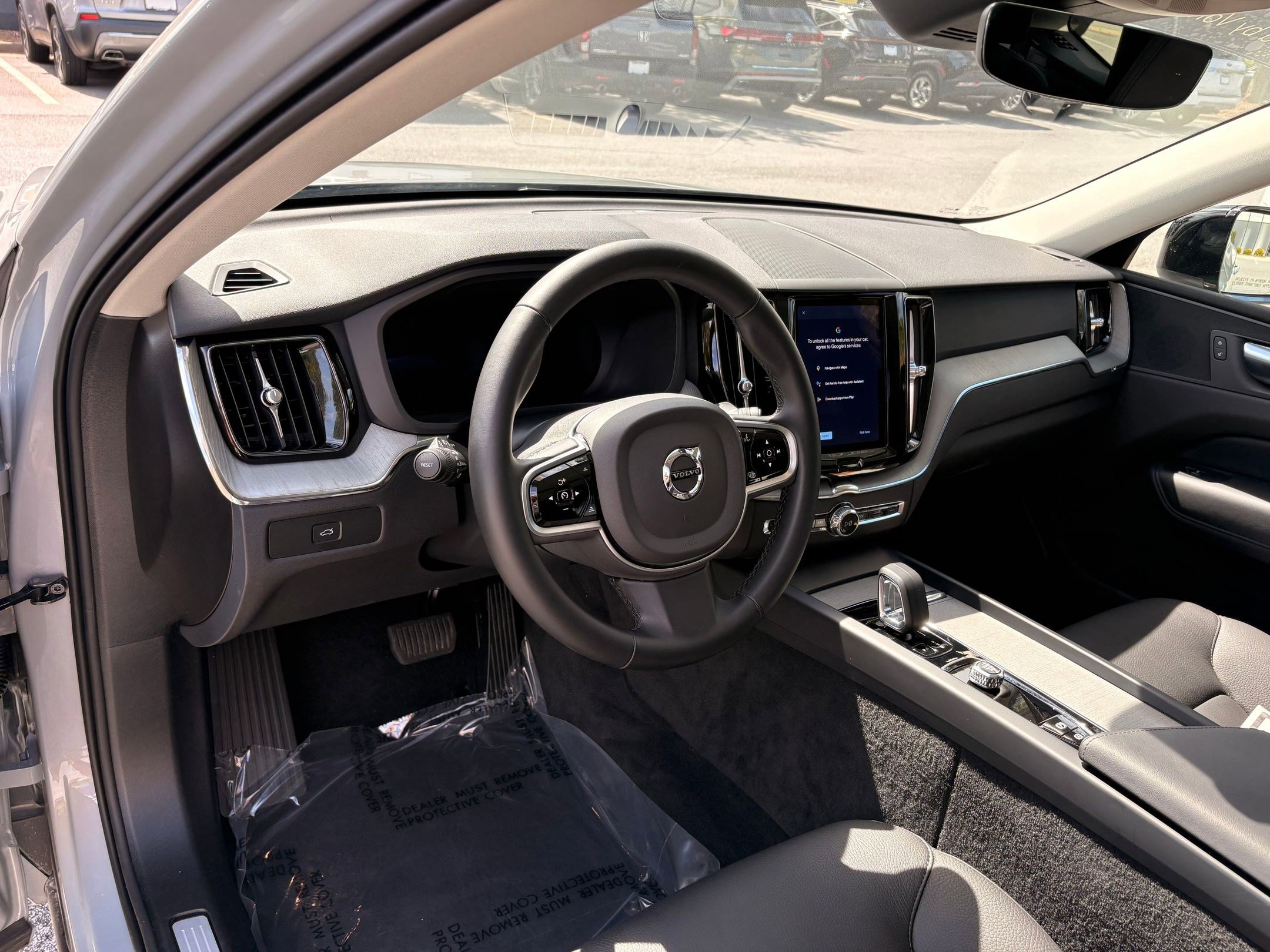 2025 Volvo XC60 B5 Plus photo 4
