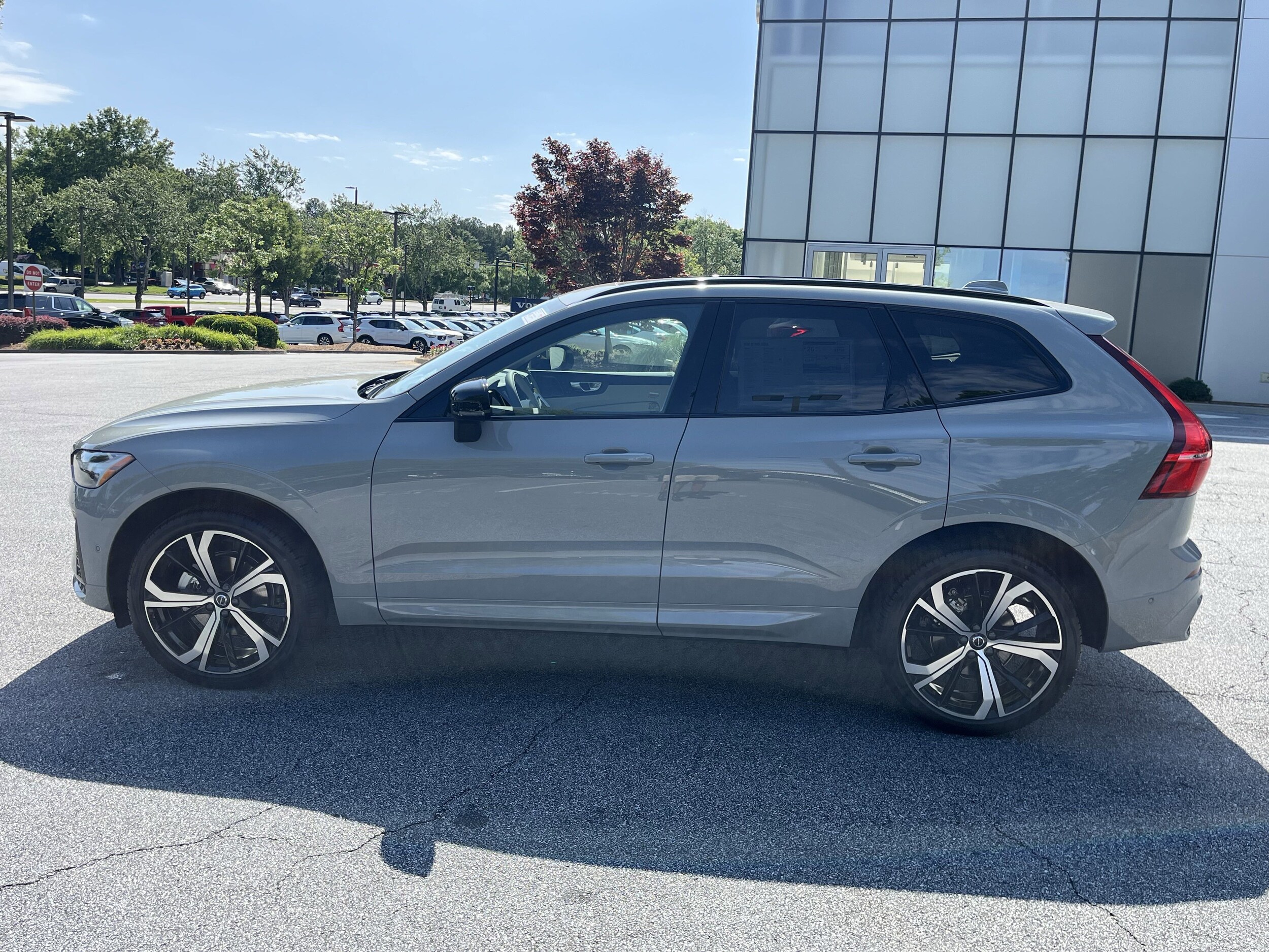 2025 Volvo XC60 B5 photo 2