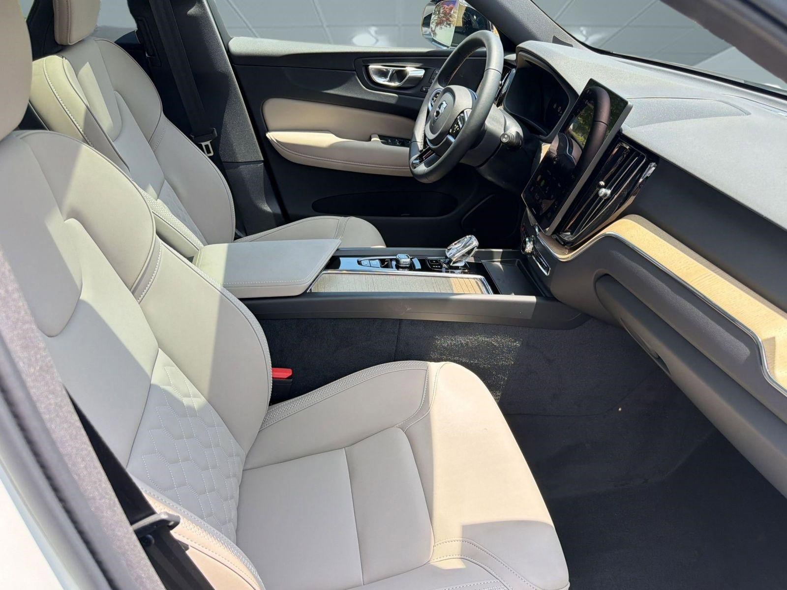 2026 Volvo XC60 Plus - Photo 30