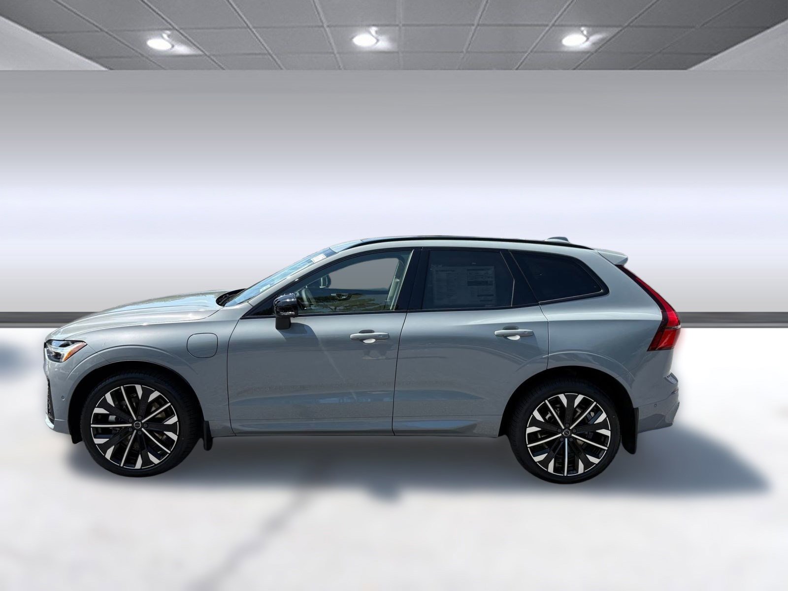 2026 Volvo XC60 T8 photo 2