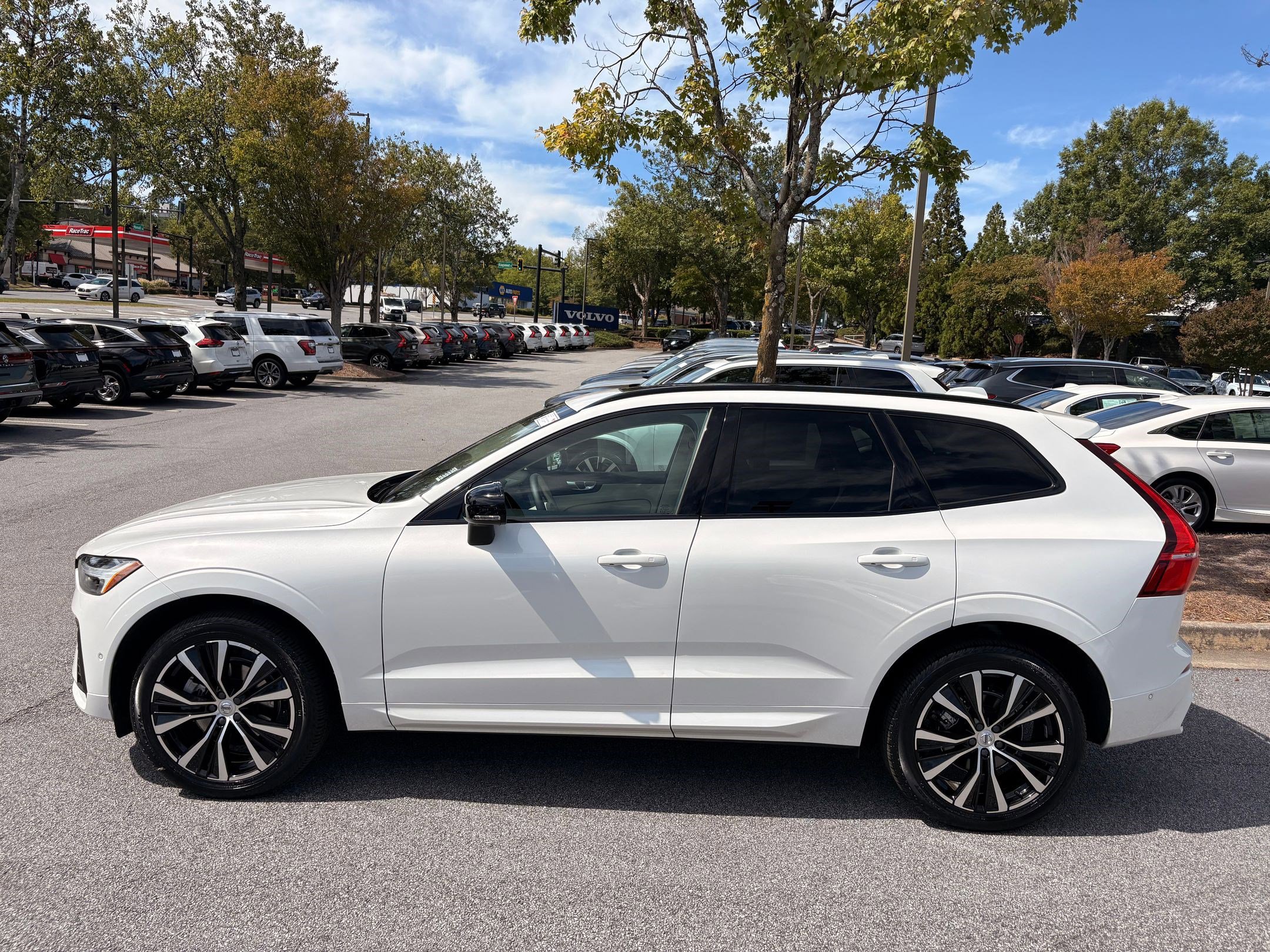 2023 Volvo XC60 B5 Plus photo 2