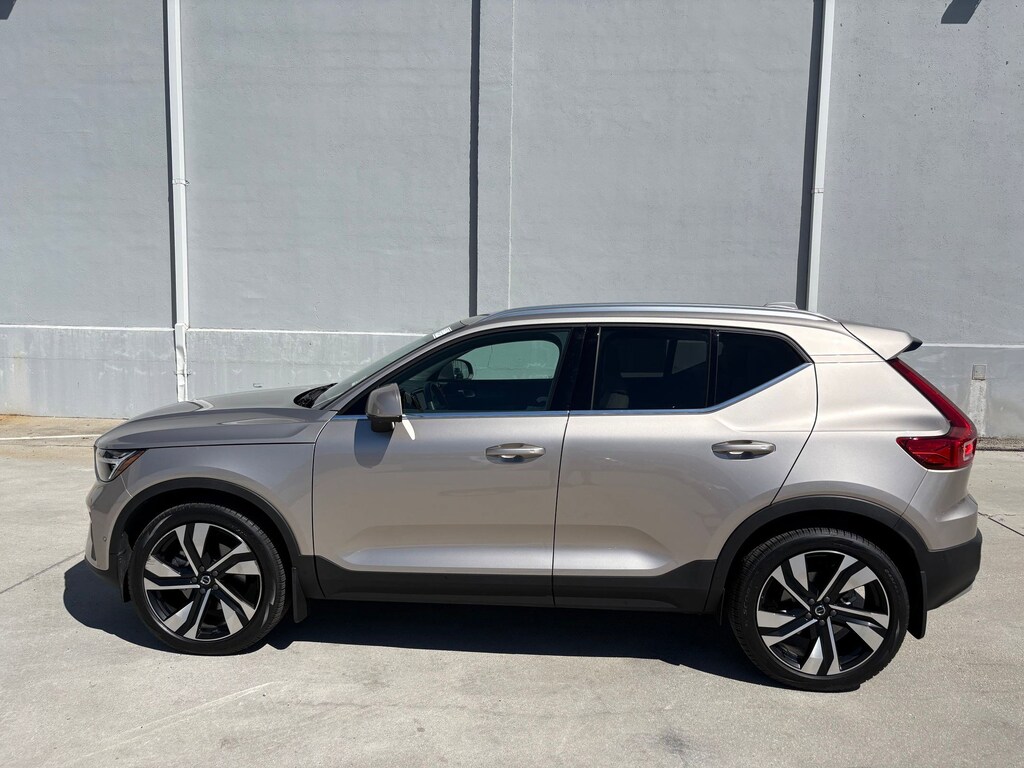 Certified 2024 Volvo XC40 Plus Bright Theme B5 AWD Plus Bright Theme
