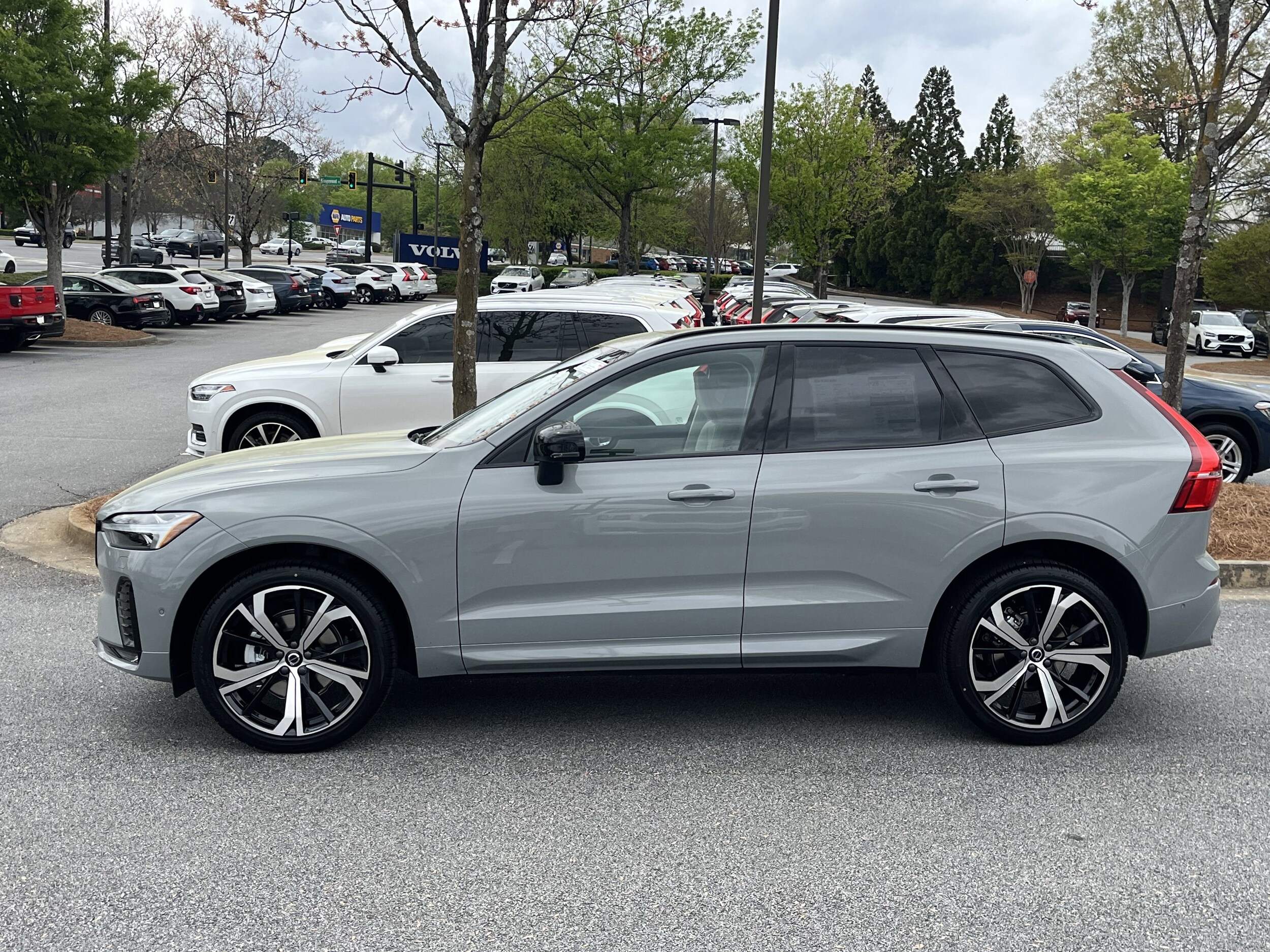 2025 Volvo XC60 B5 photo 3