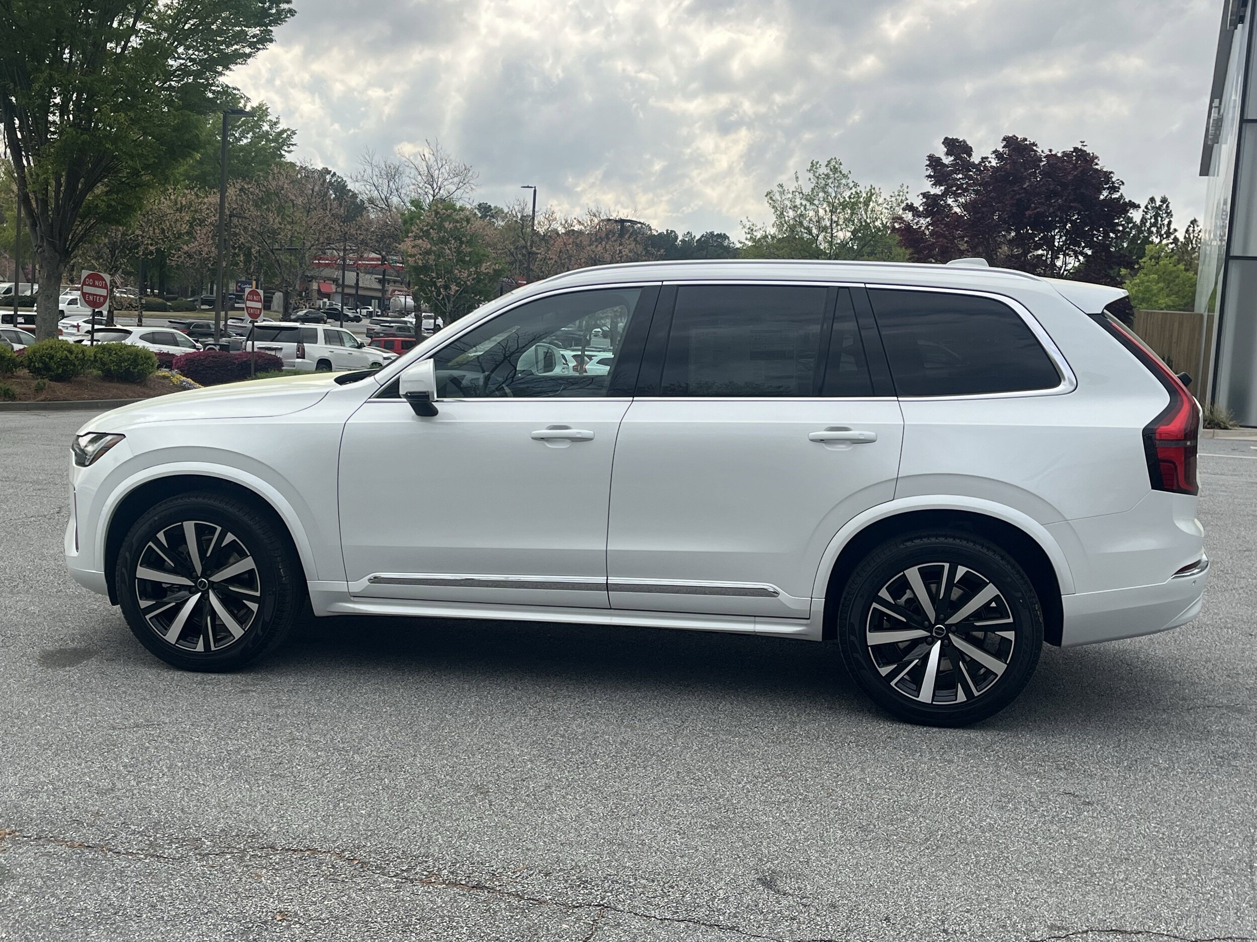2025 Volvo XC90 Core photo 3