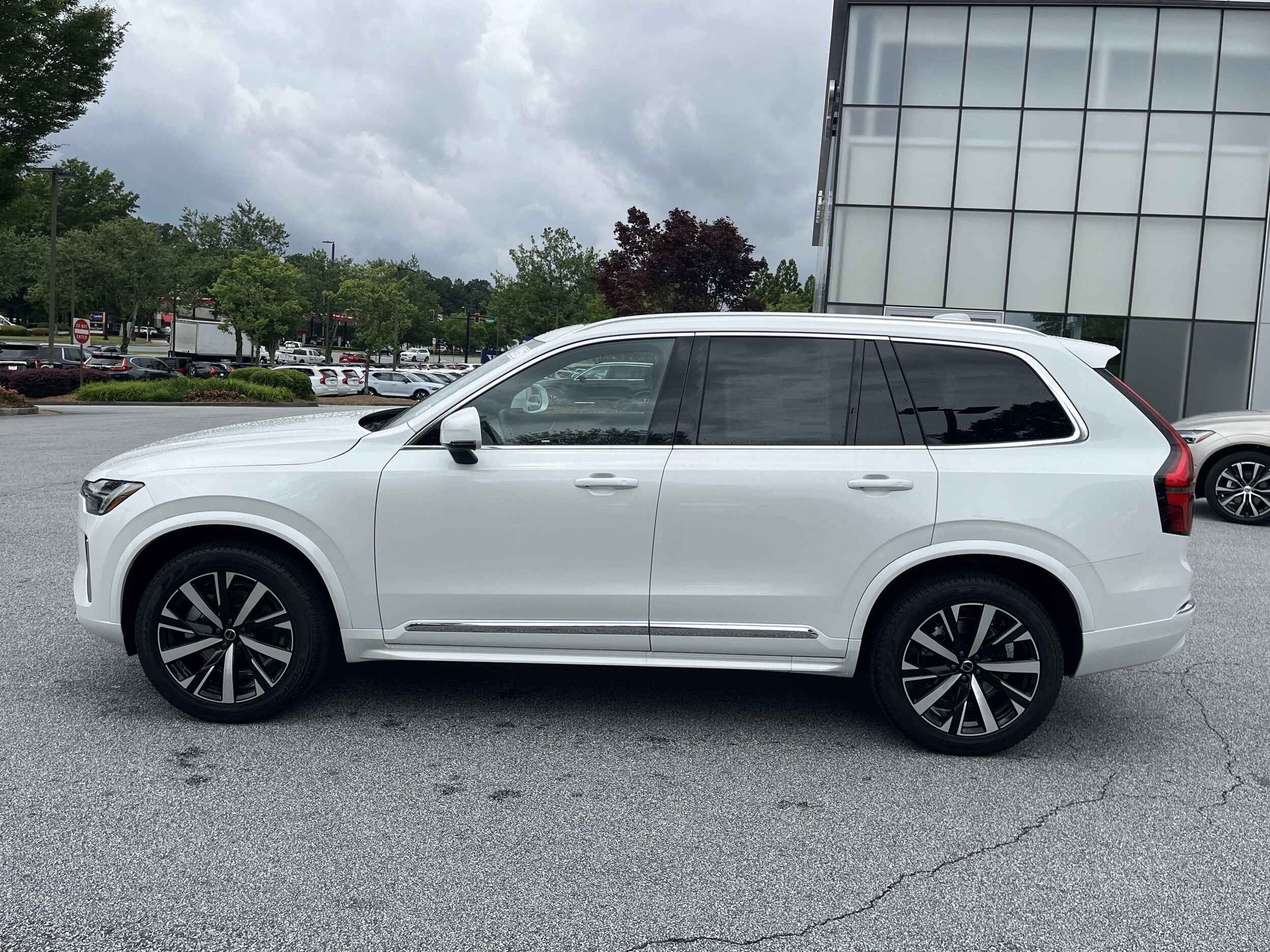 2025 Volvo XC90 Core photo 3