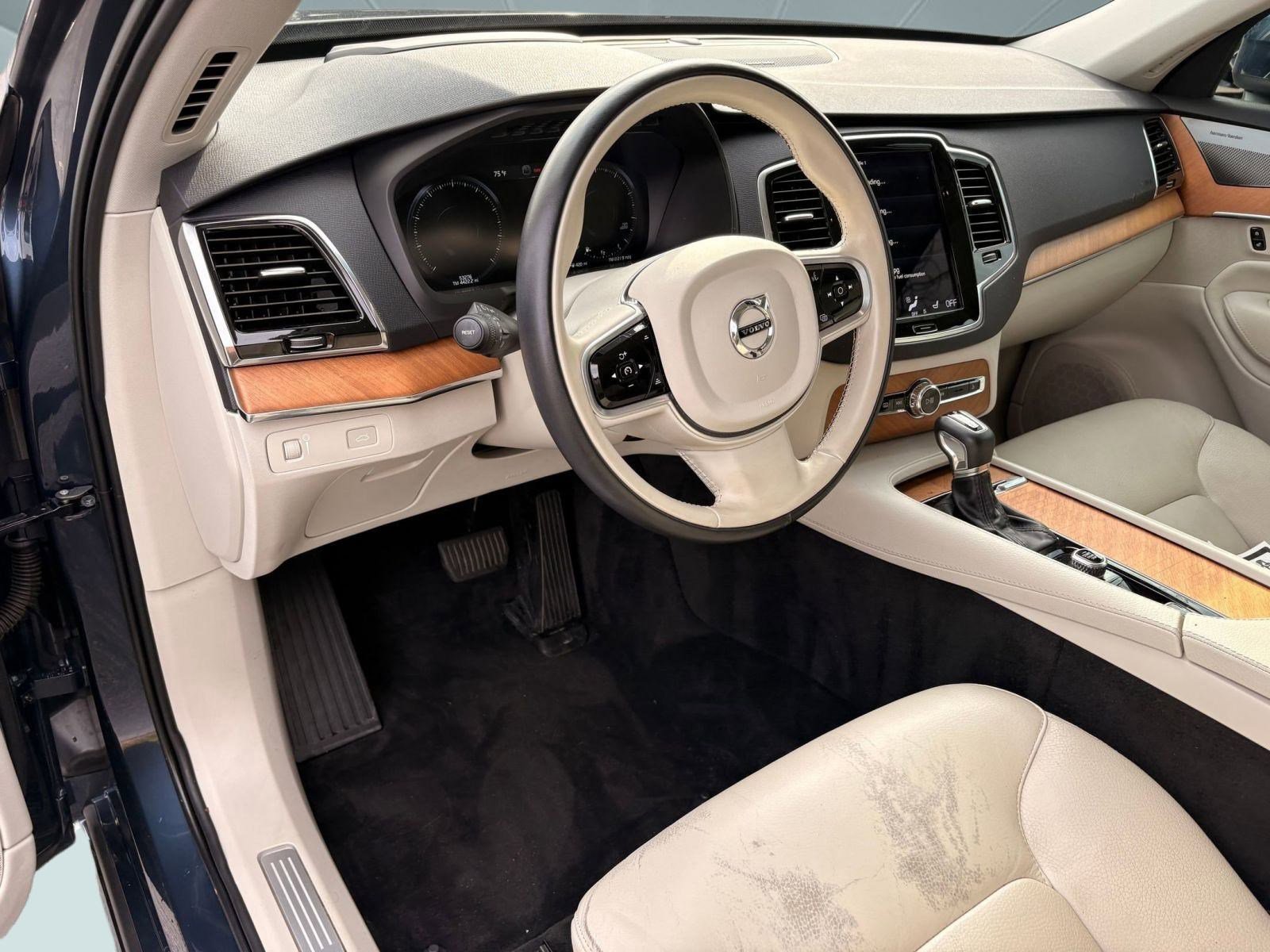 2022 Volvo XC90 T5 Momentum photo 4