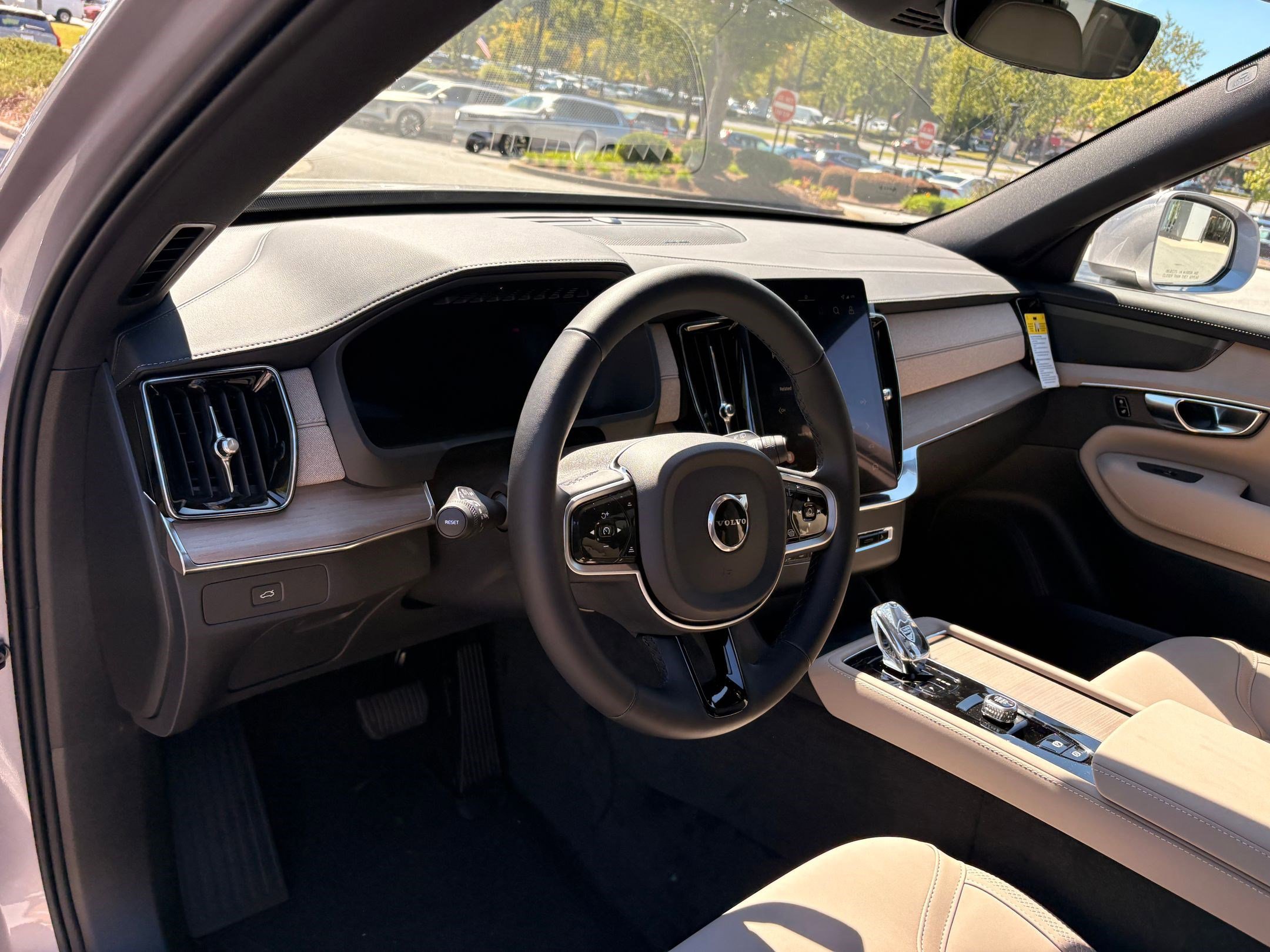 2026 Volvo XC90 Plus AWD photo 3