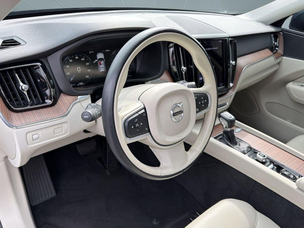 Used 2021 Volvo XC60 T5 Momentum SUV