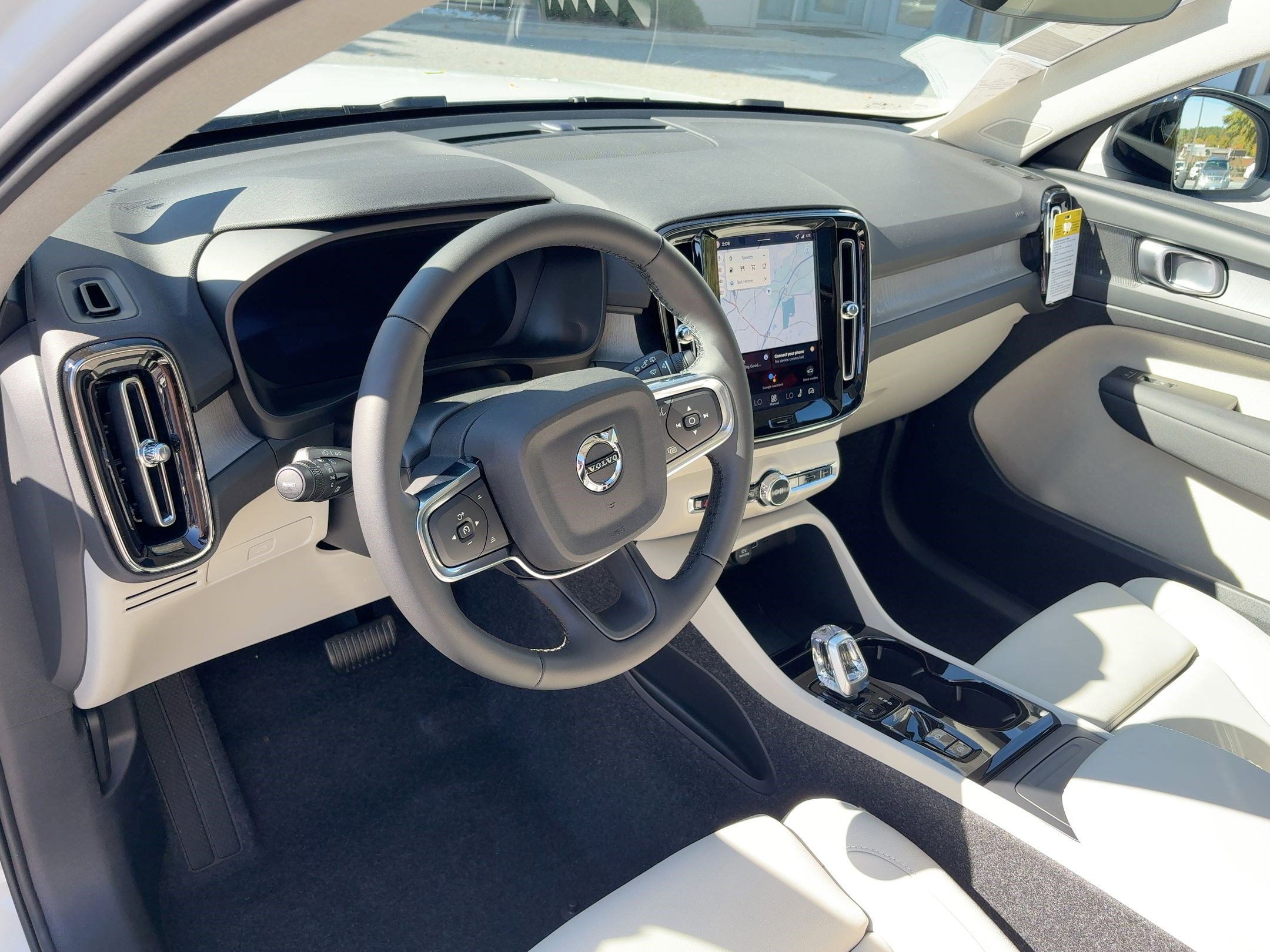 2026 Volvo XC40 Plus photo 2