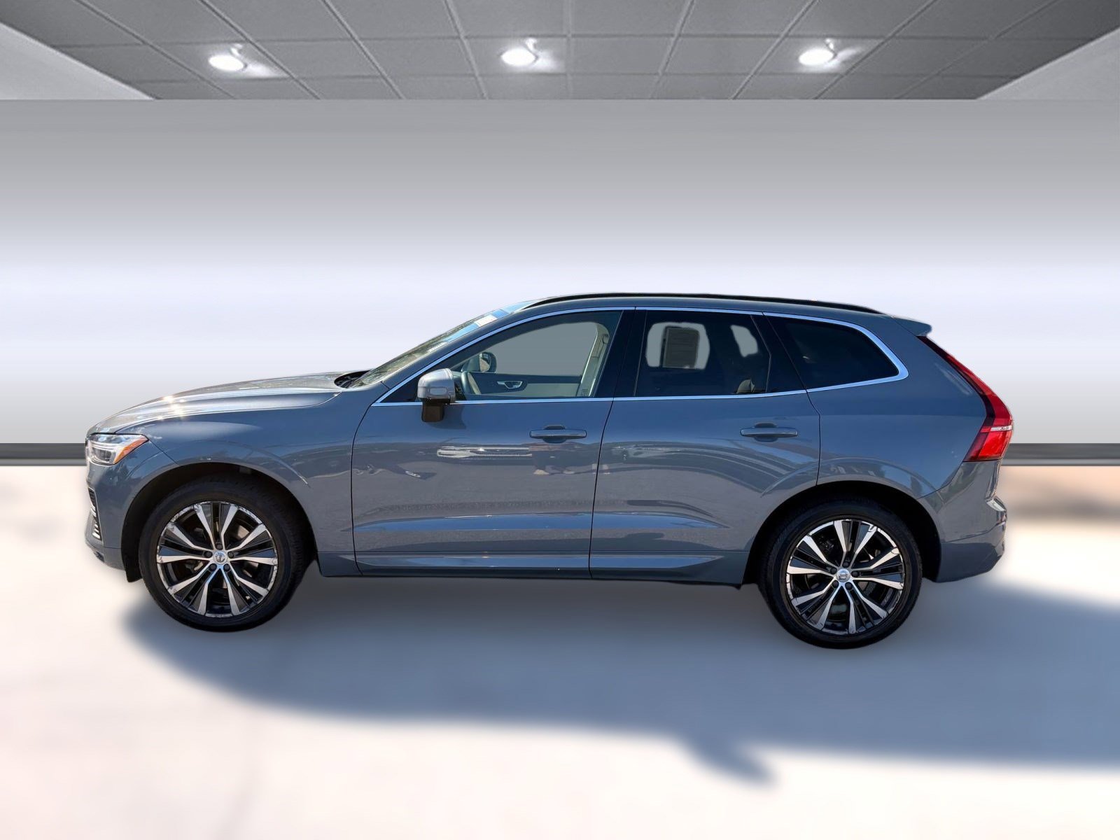 2022 Volvo XC60 B5 Momentum photo 2