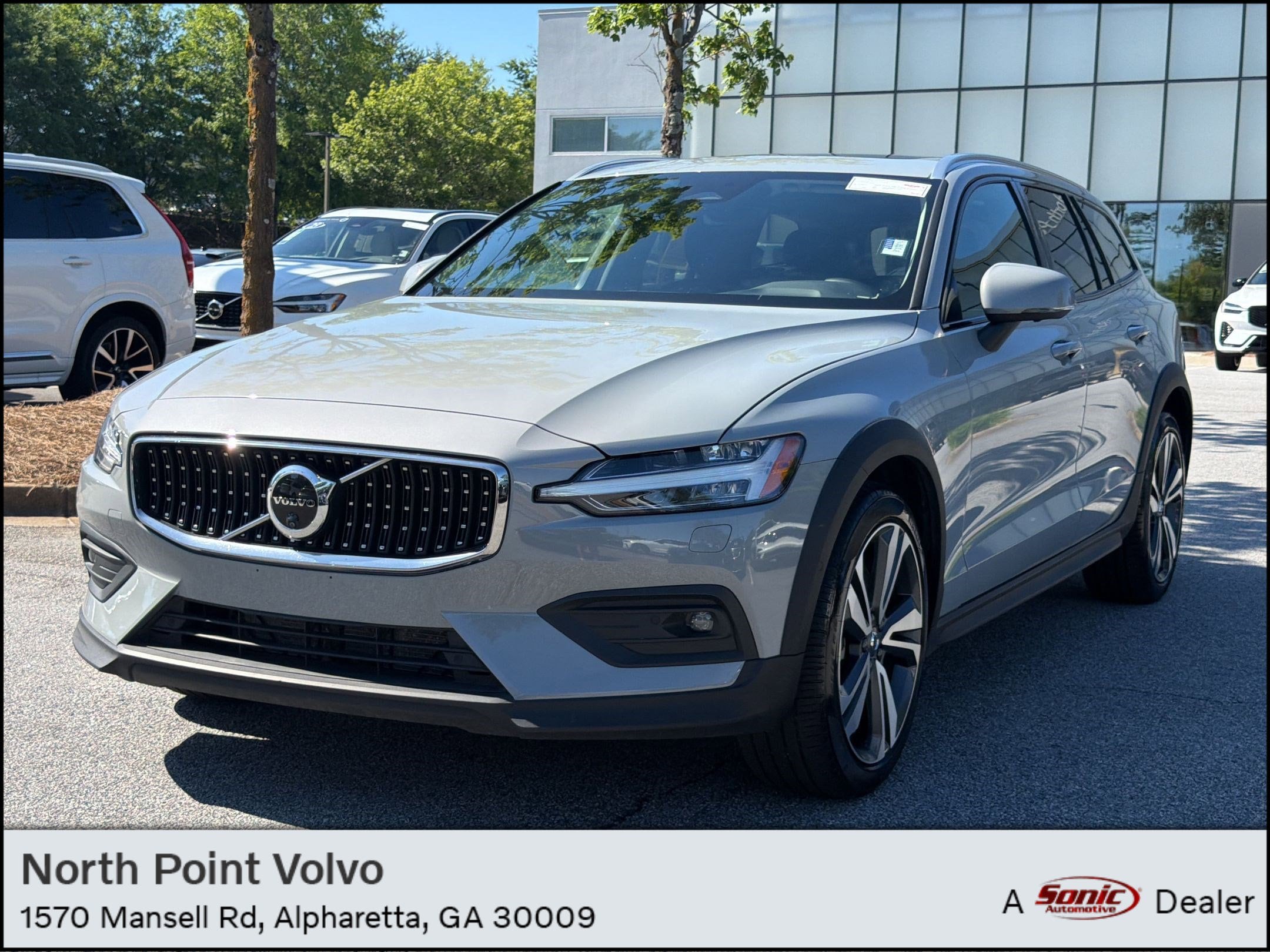 2025 Volvo V60 Cross Country's photo