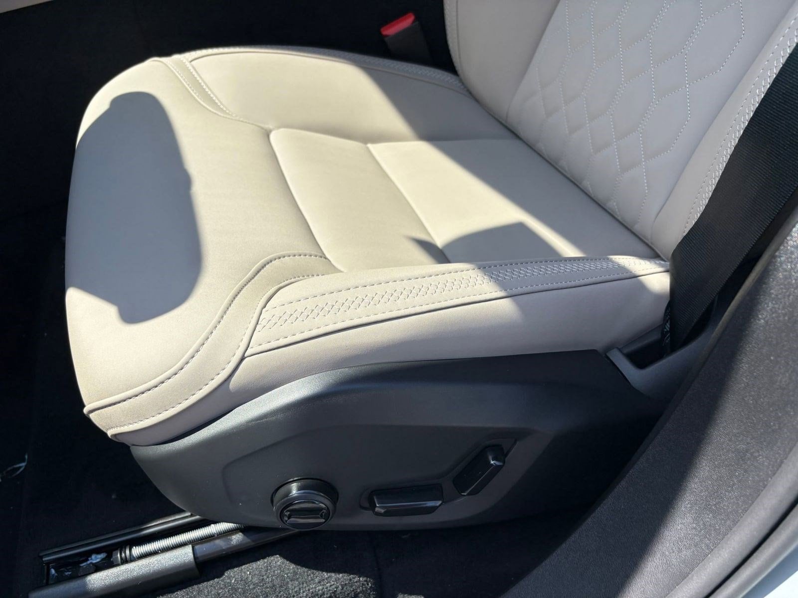 2026 Volvo XC90 Plus - Photo 13