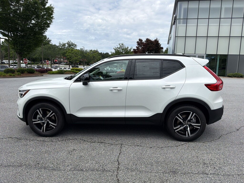 New 2026 Volvo XC40 B5 Core SUV