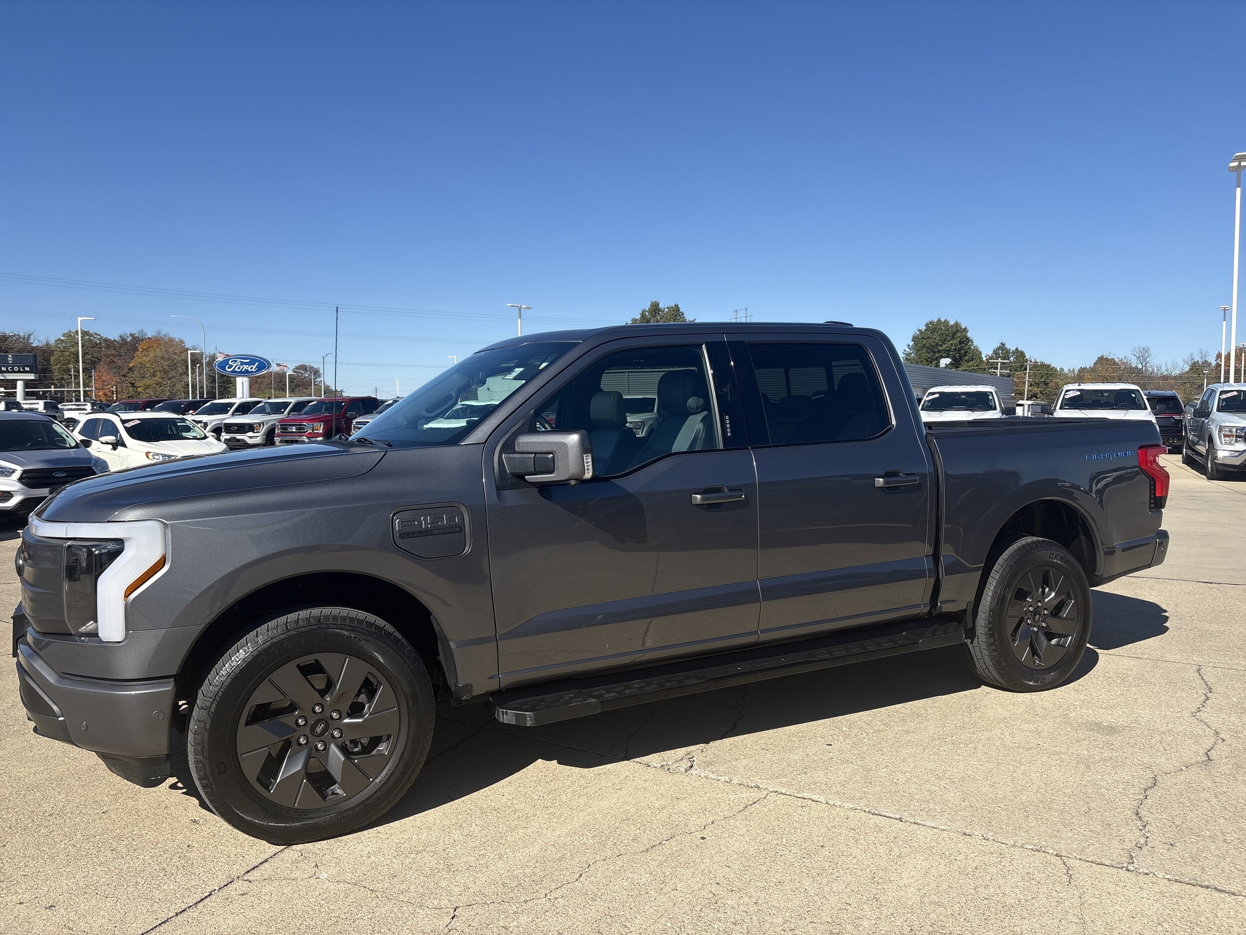 2022 Ford F-150 Lightning Lariat photo 2