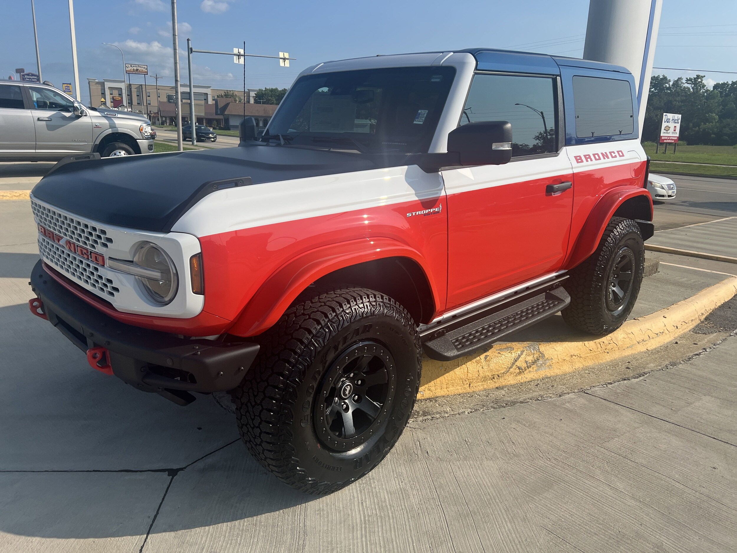 2025 Ford Bronco First Edition photo 3