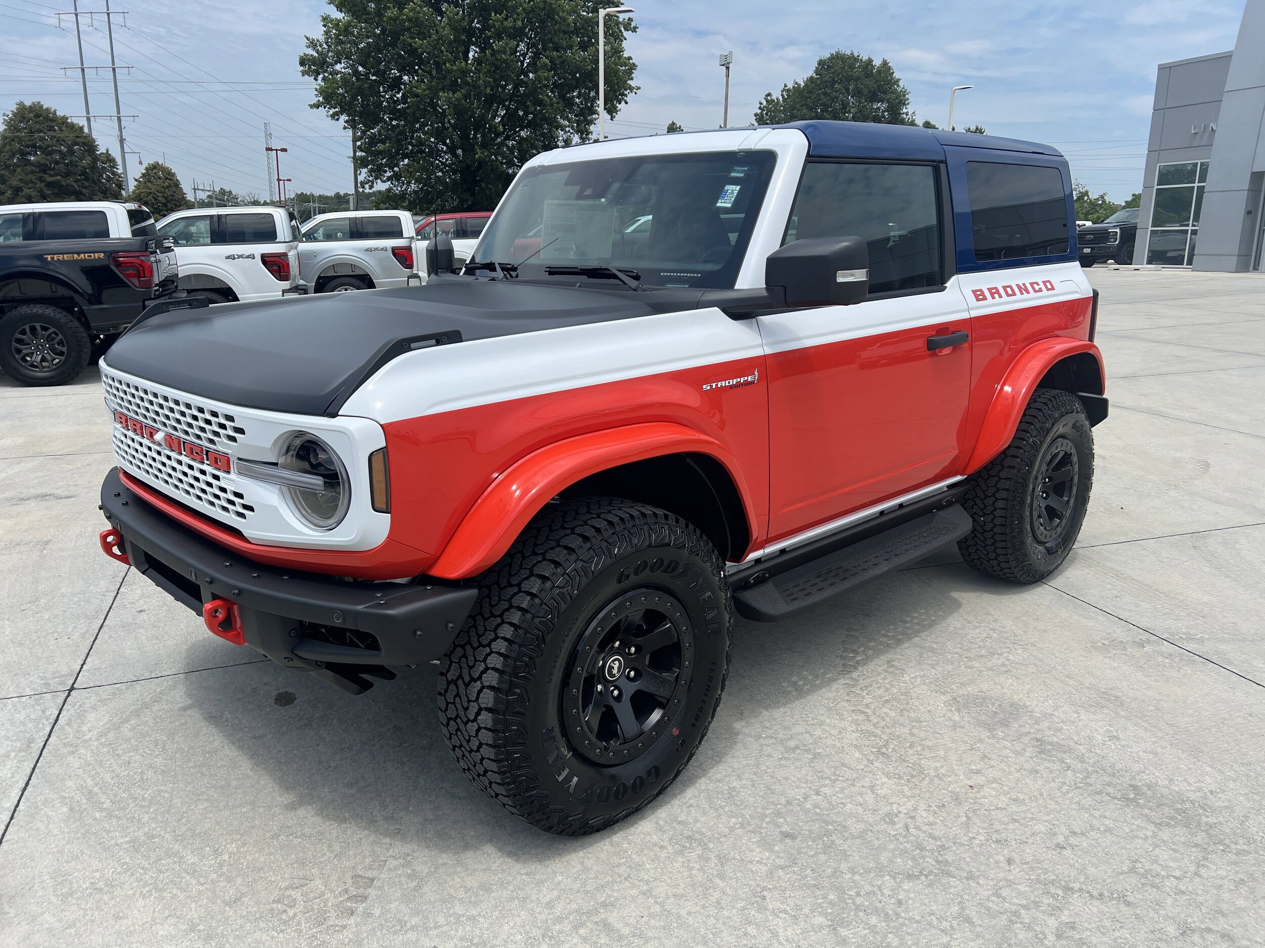 2025 Ford Bronco First Edition photo 4