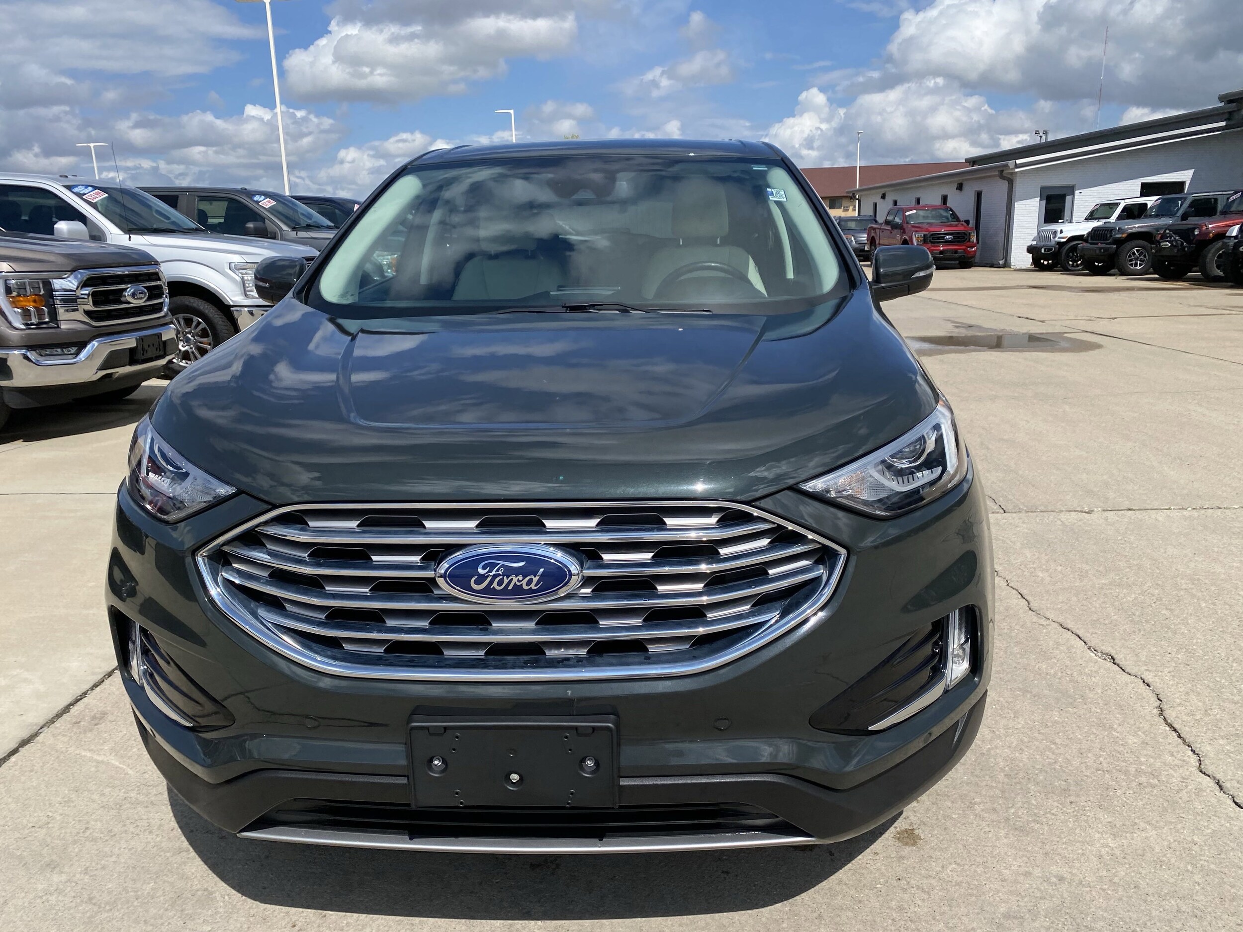 2022 Ford Edge Titanium photo 2