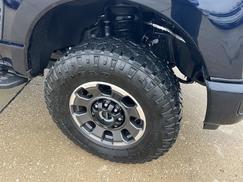 2023 Ford F-250 Lariat Tremor photo 2