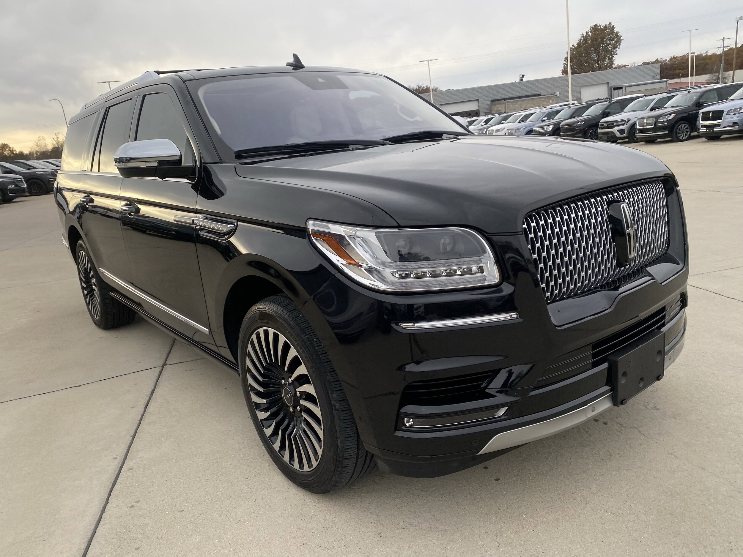2019 Lincoln Navigator Black Label photo 3