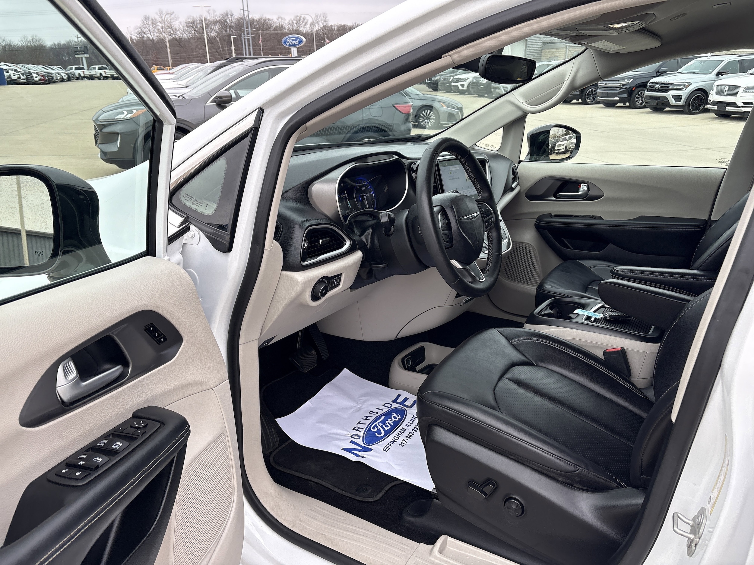 2024 Chrysler Pacifica Touring L - Photo 11