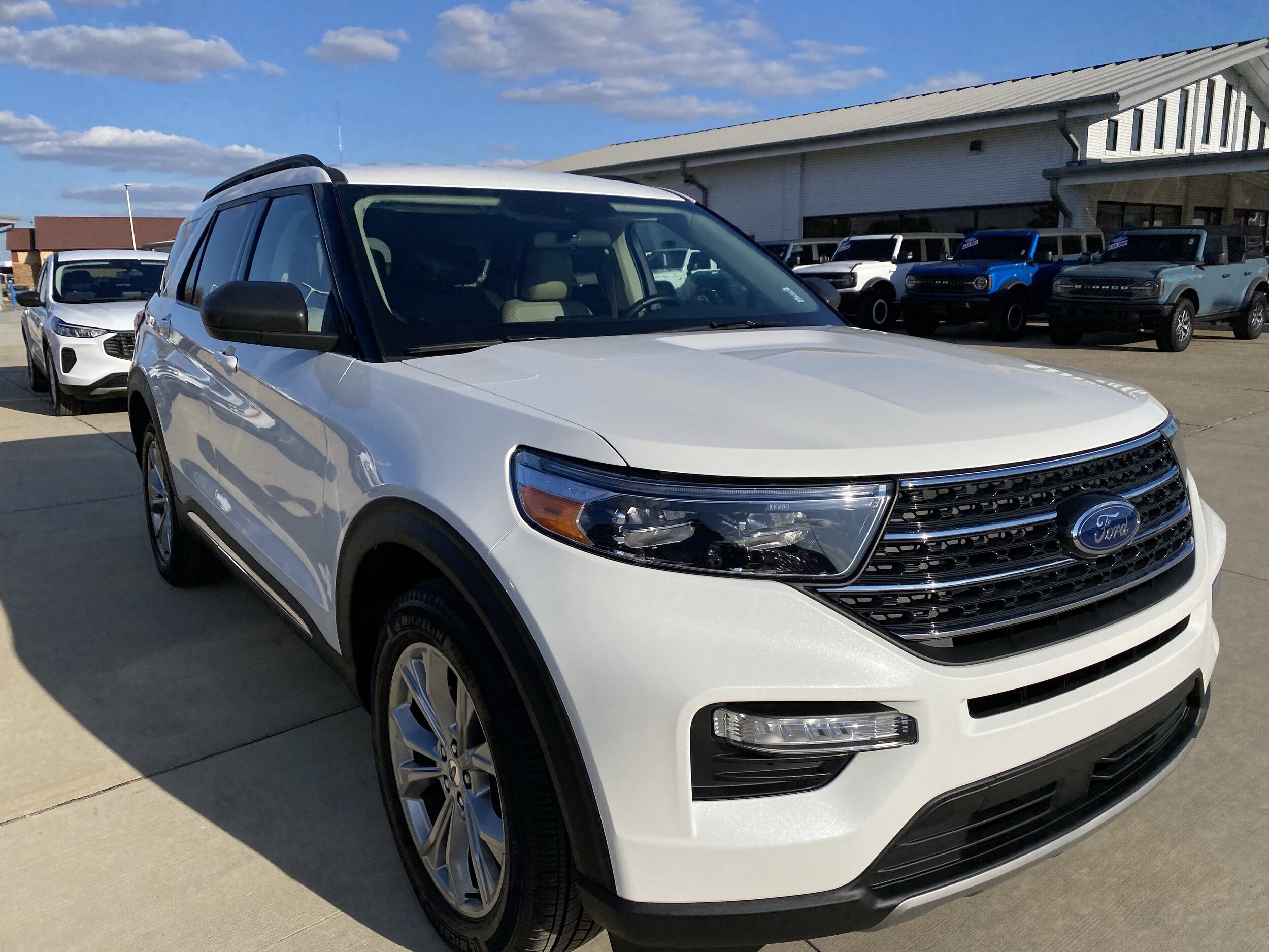 2023 Ford Explorer XLT photo 3