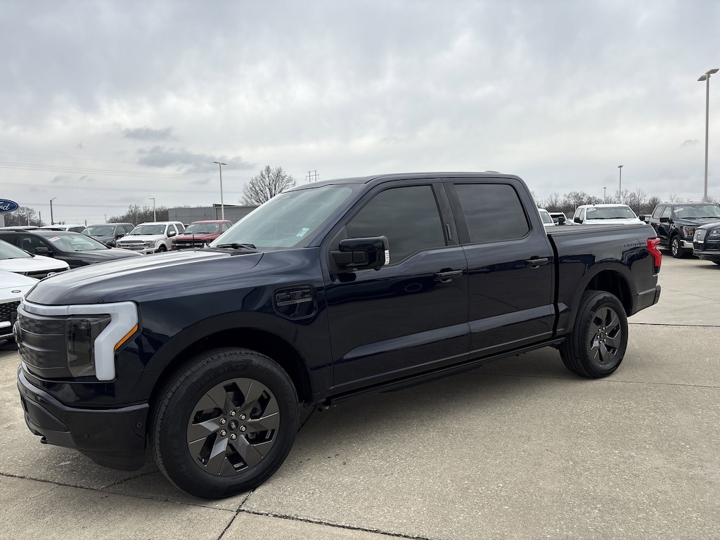 2023 Ford F-150 Lightning Lariat photo 2
