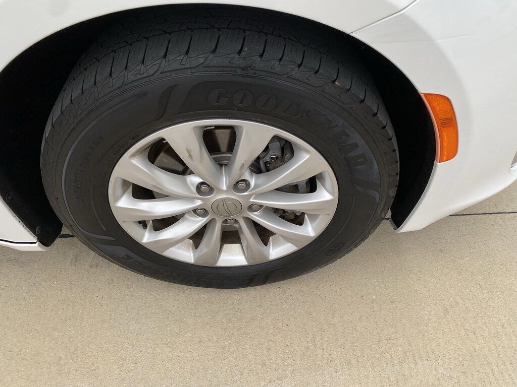 Used 2017 Chrysler Pacifica Touring-L Van