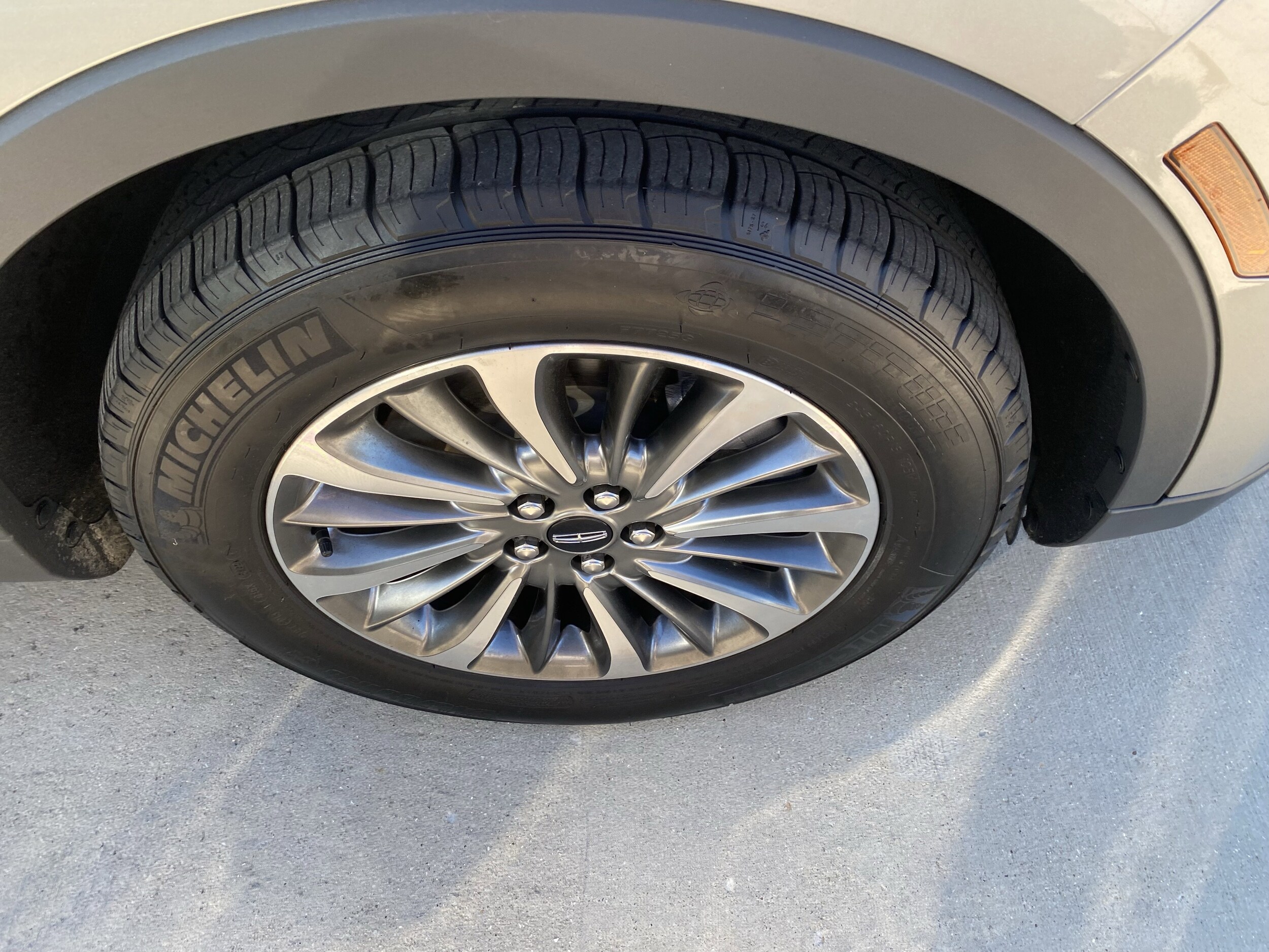 2023 Lincoln Nautilus Standard photo 2