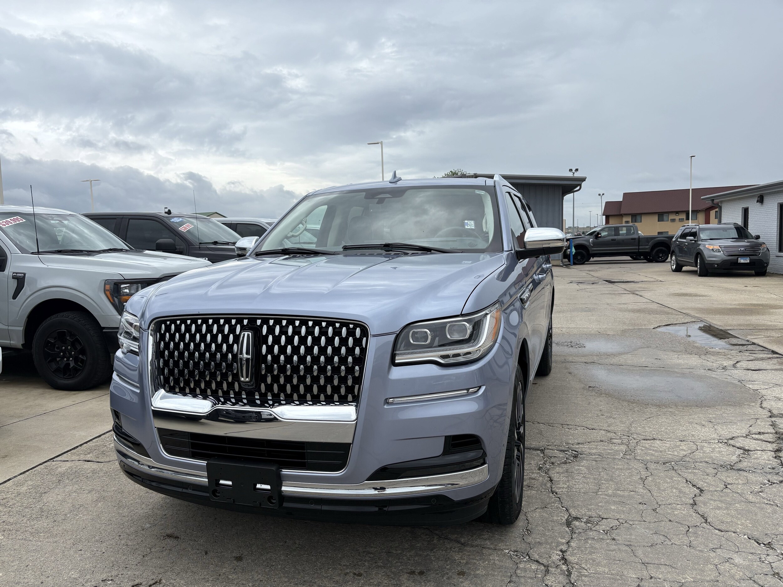 2023 Lincoln Navigator L photo 2