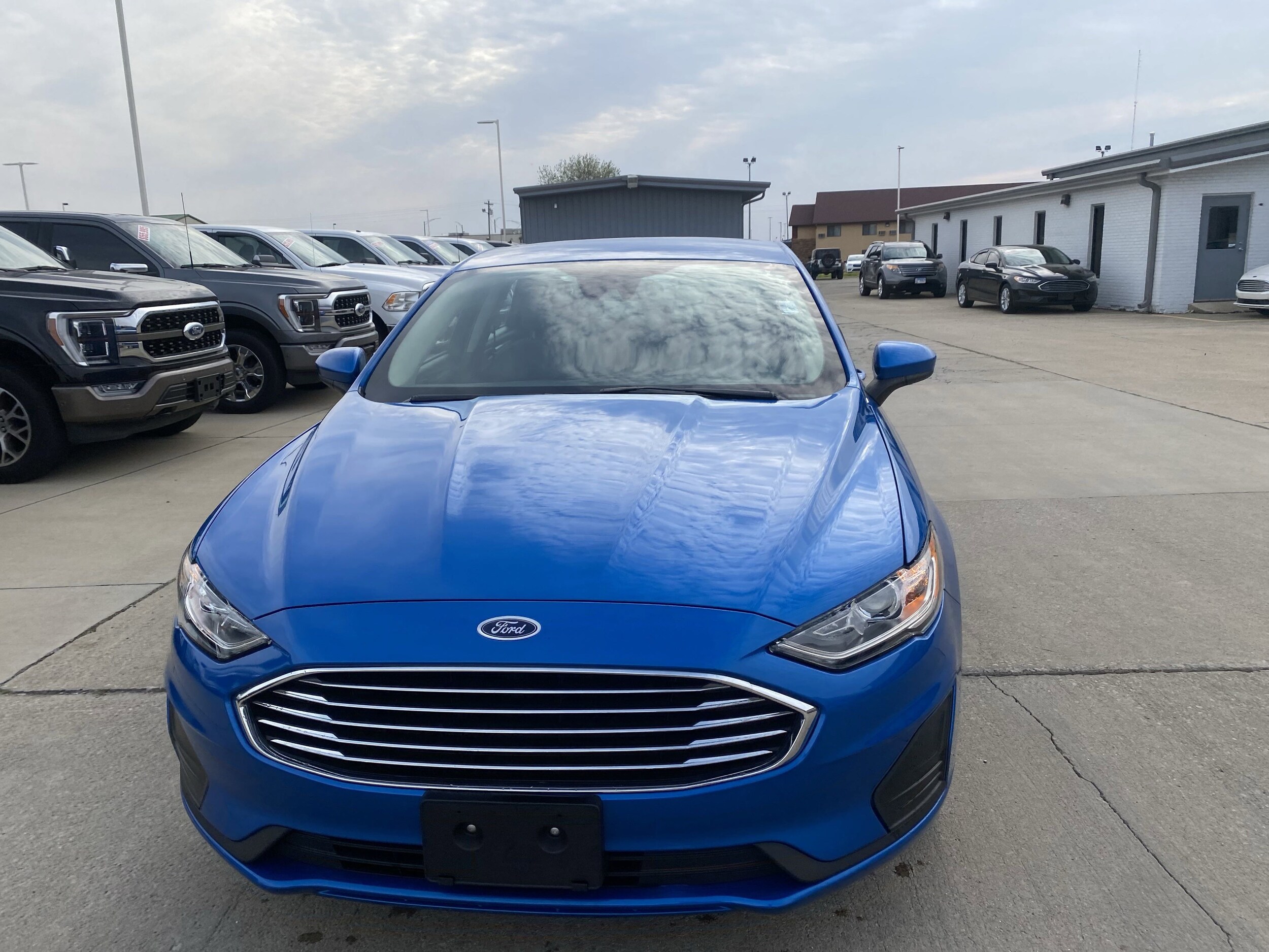 2020 Ford Fusion SE photo 2