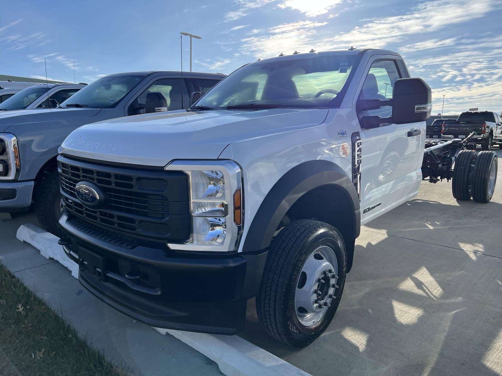 2025 Ford F-450 photo 2