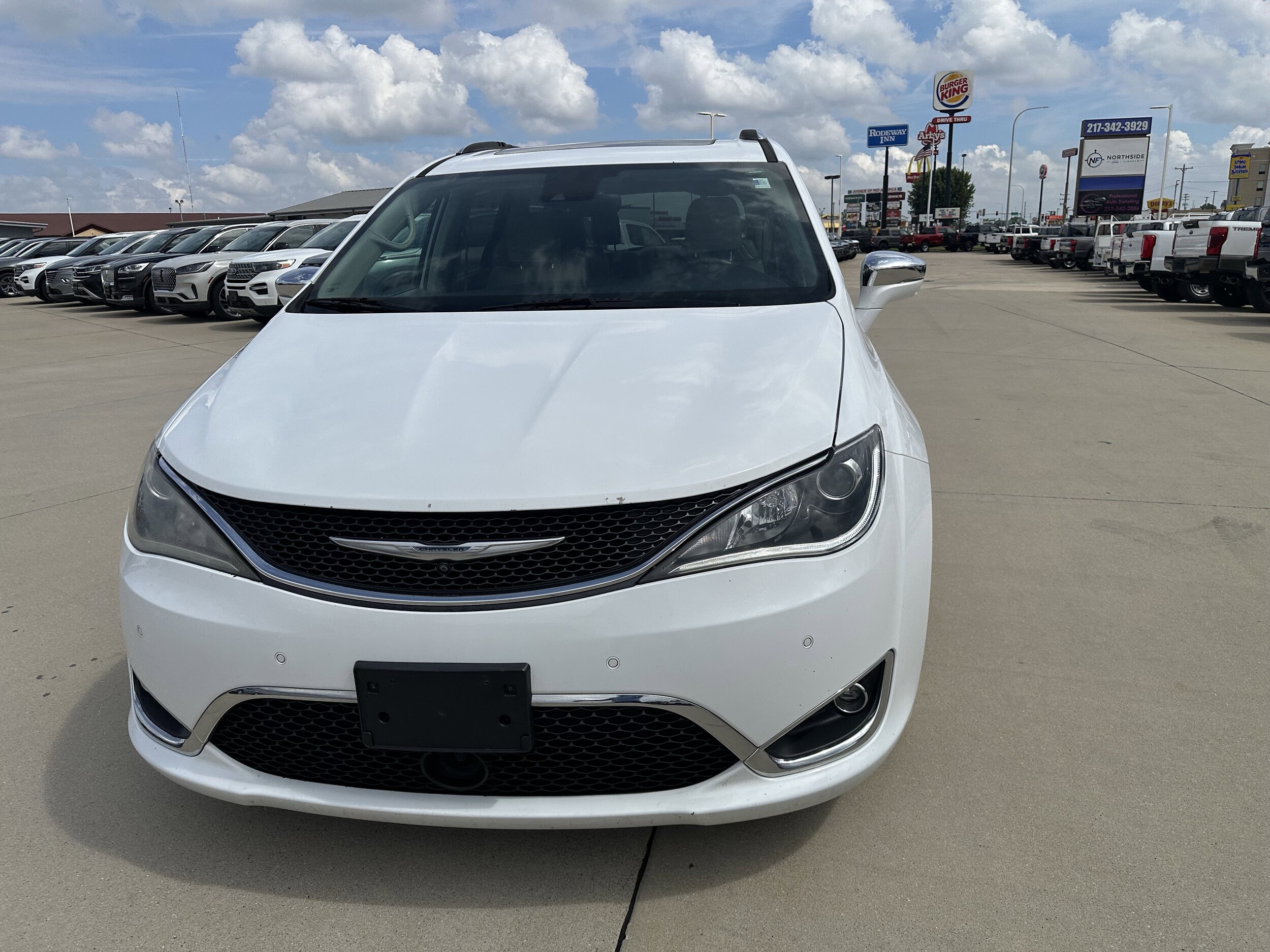 Used 2017 Chrysler Pacifica Limited with VIN 2C4RC1GG0HR570993 for sale in Effingham, IL
