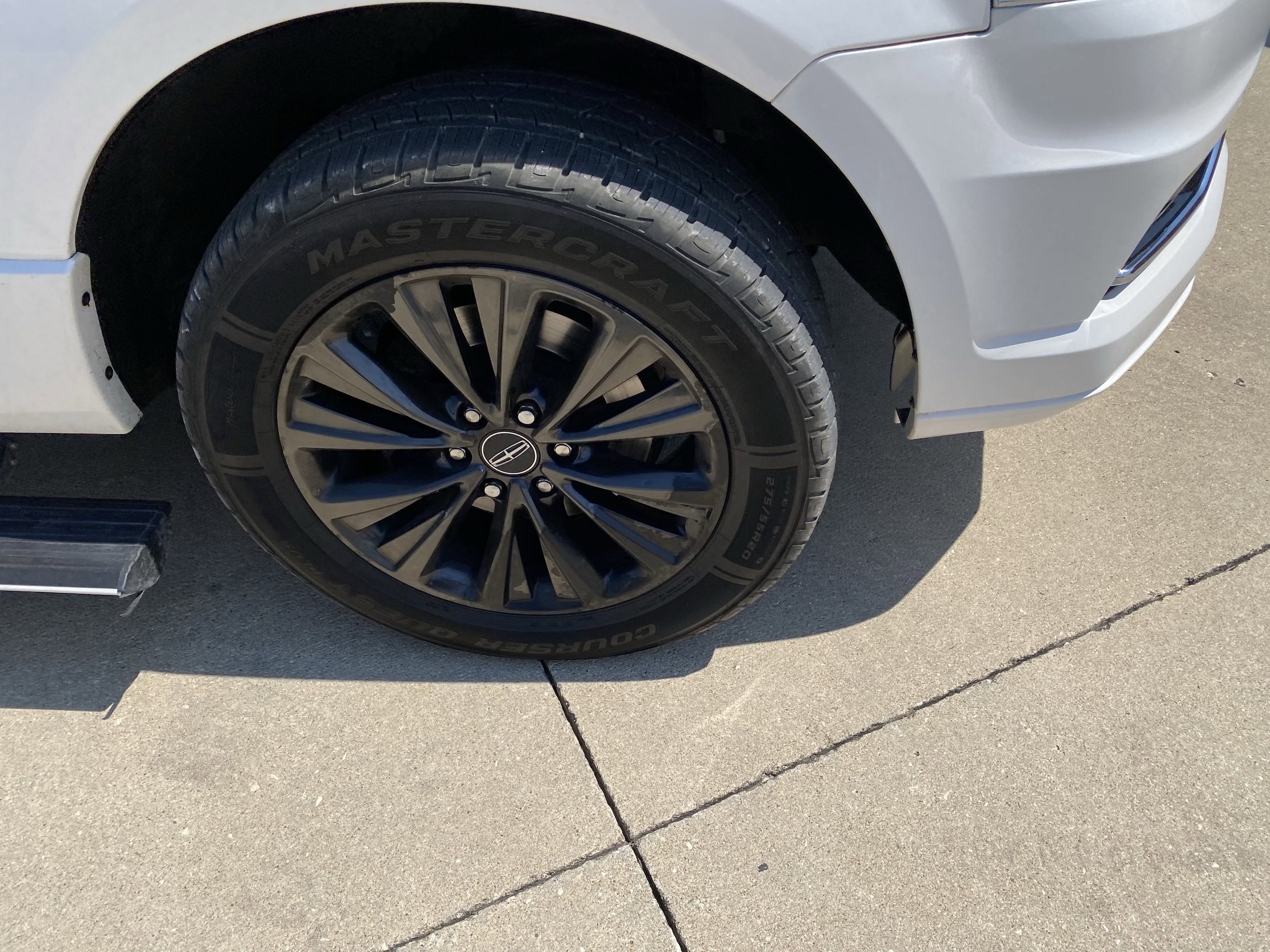 Used 2015 Lincoln Navigator Base with VIN 5LMJJ2JT8FEJ08988 for sale in Effingham, IL