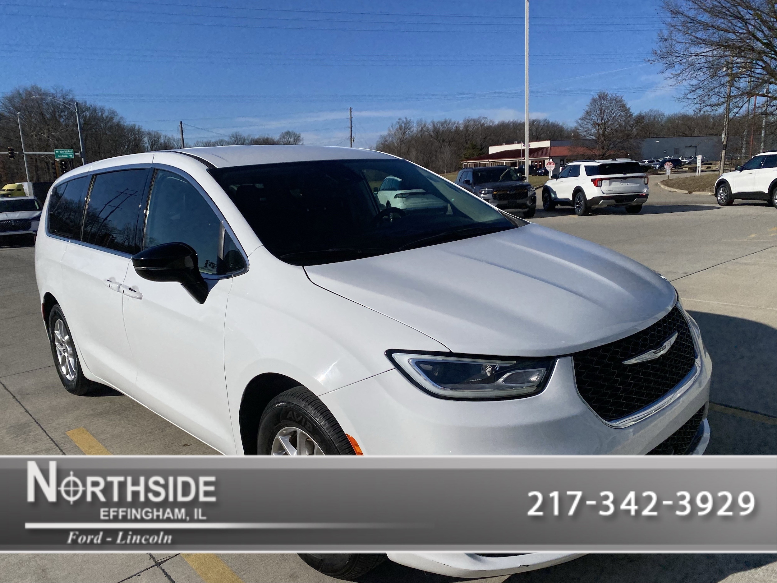 2024 Chrysler Pacifica Touring L's photo