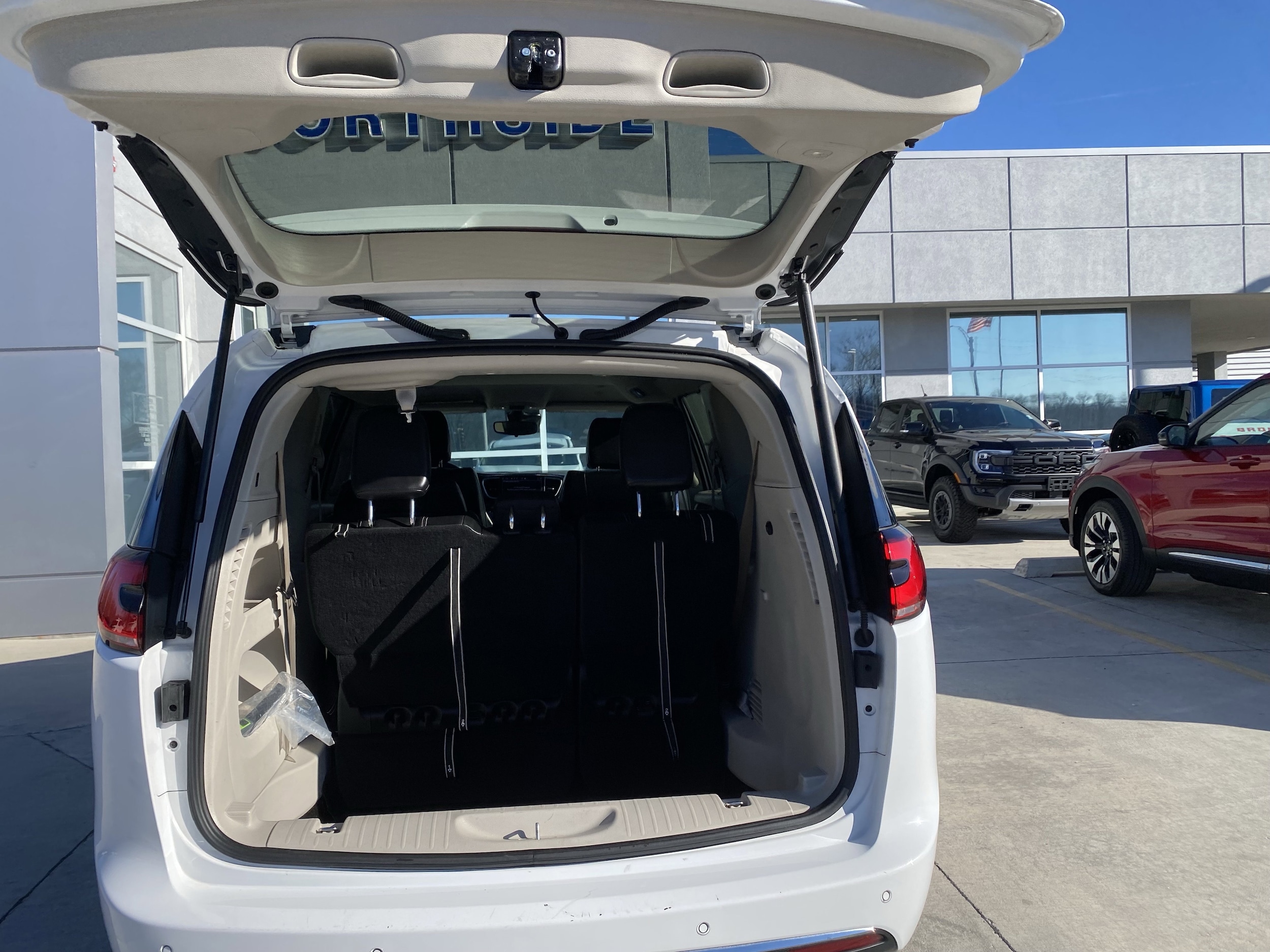 2024 Chrysler Pacifica Touring L - Photo 16