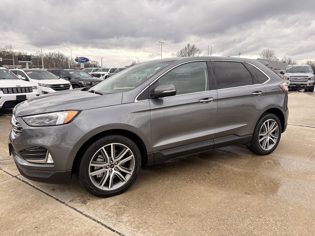 2024 Ford Edge Titanium photo 2