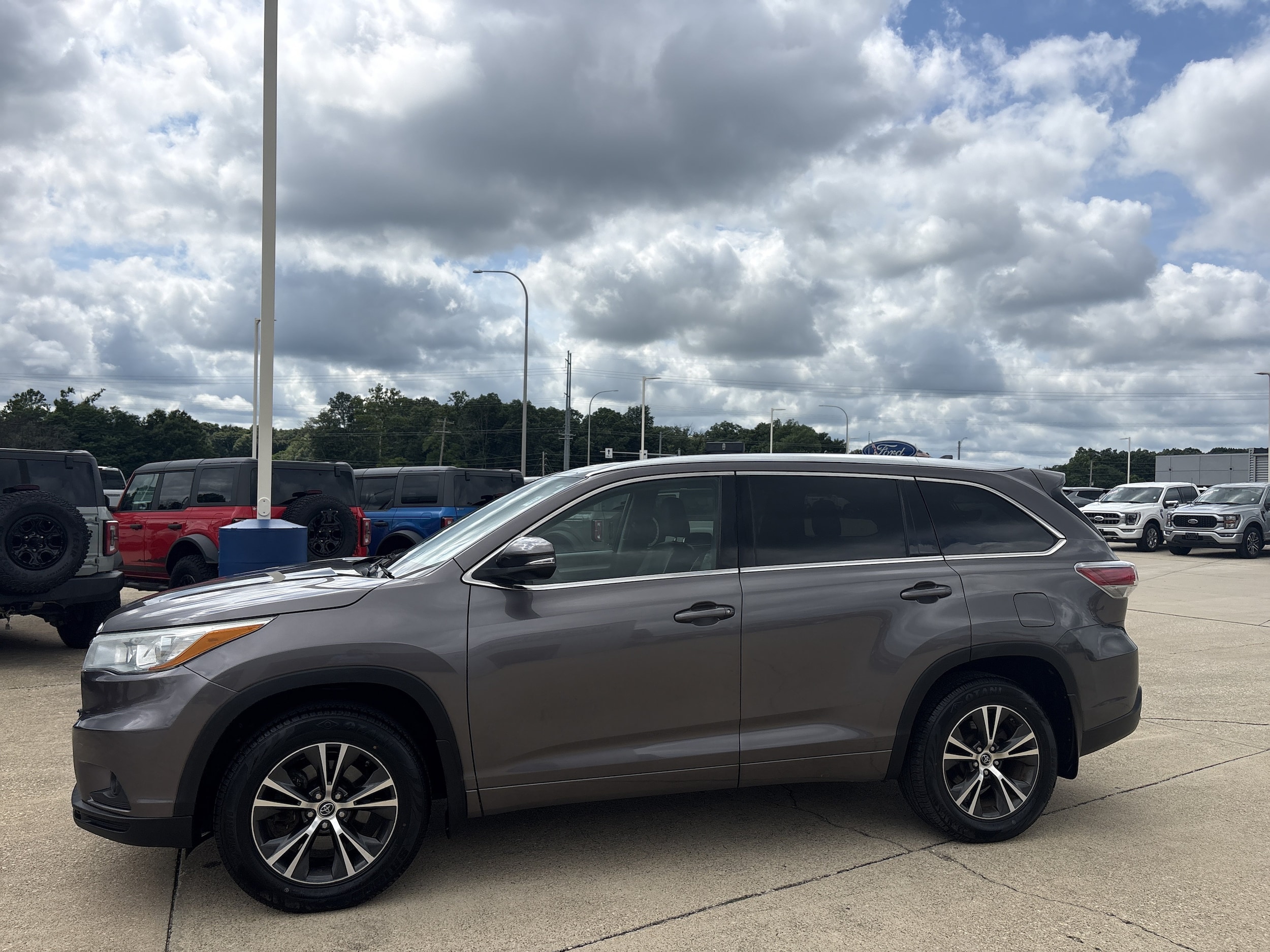 Used 2016 Toyota Highlander XLE with VIN 5TDJKRFH7GS233686 for sale in Effingham, IL