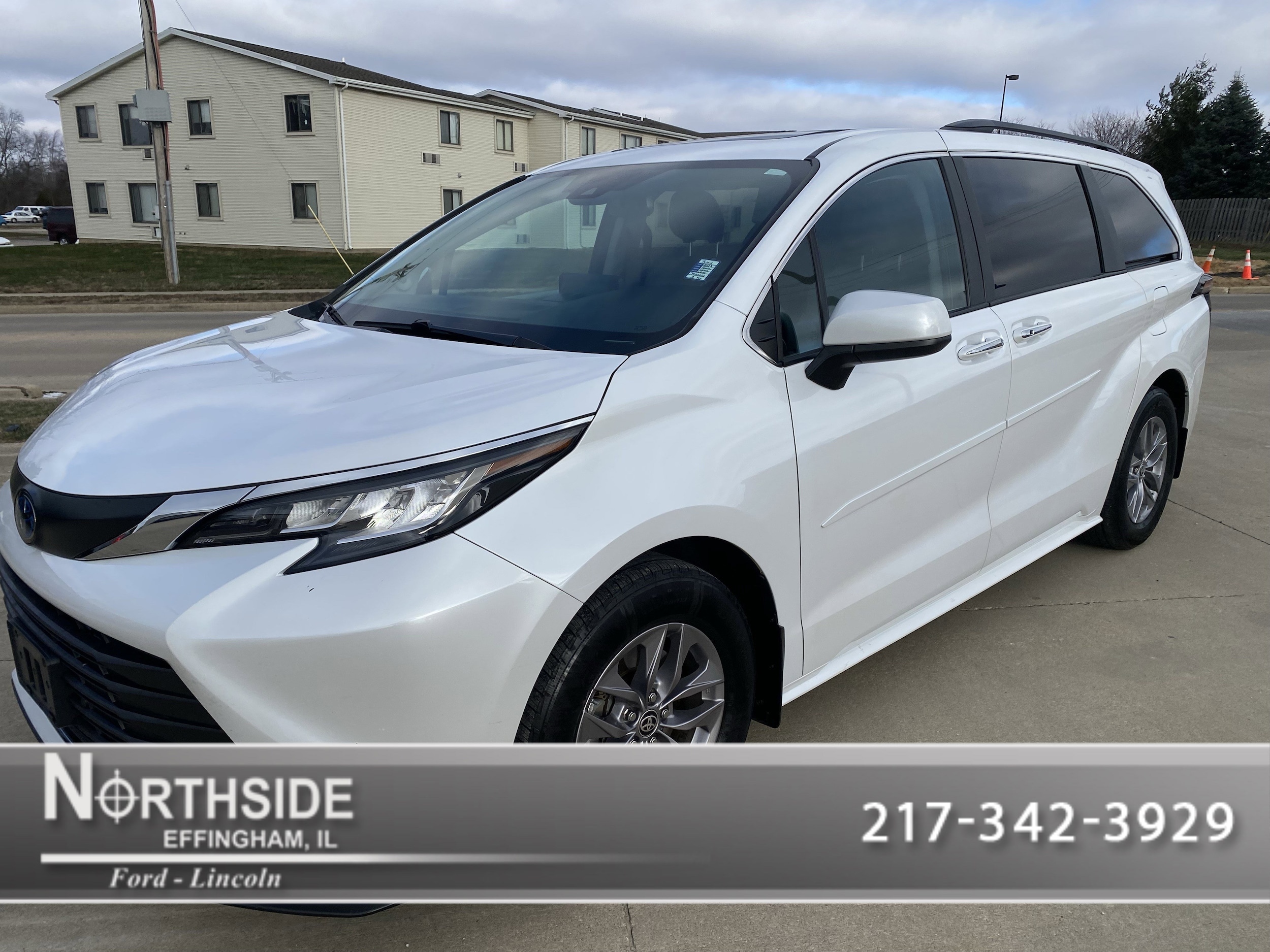 2023 Toyota Sienna XLE's photo