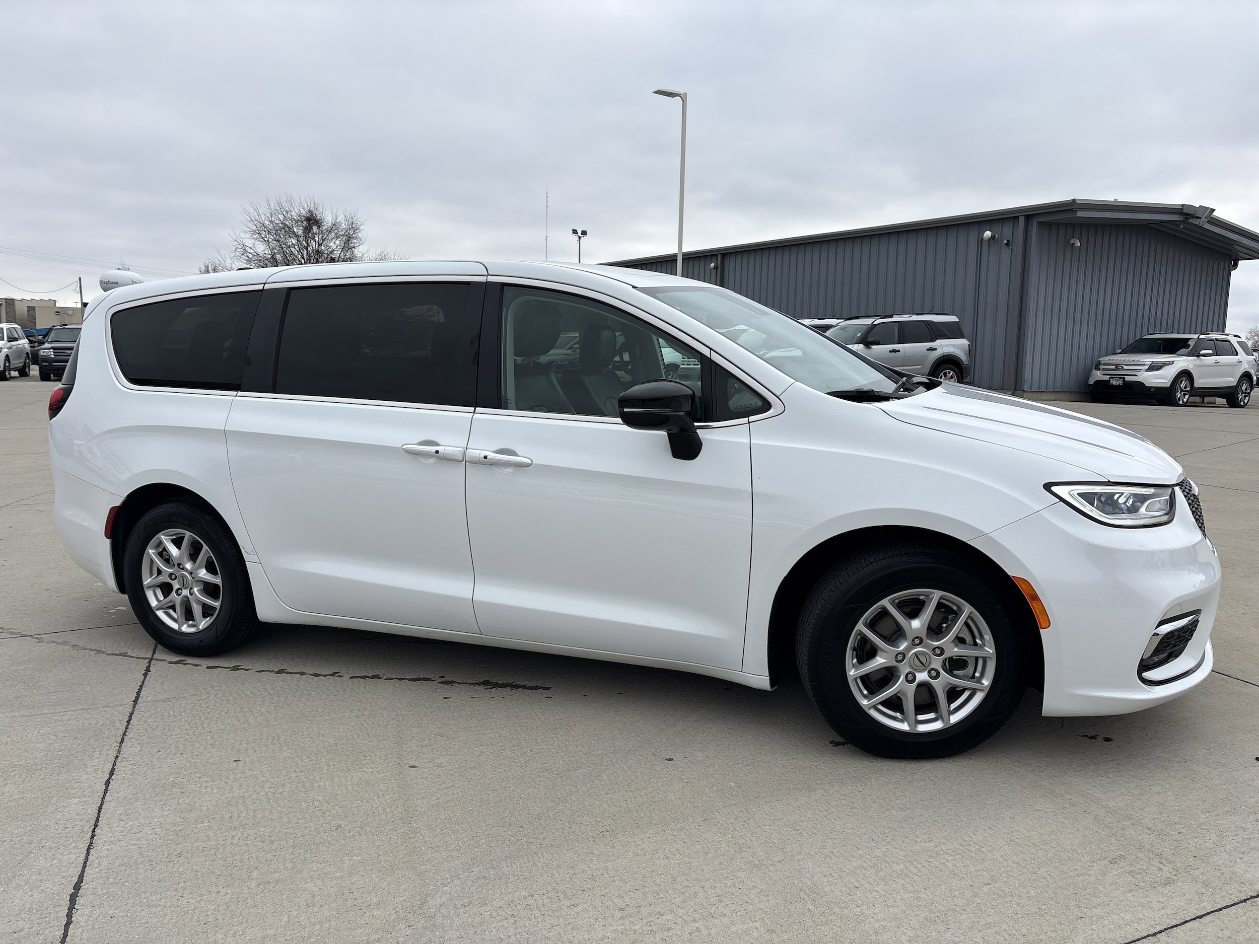 2024 Chrysler Pacifica Touring L - Photo 3