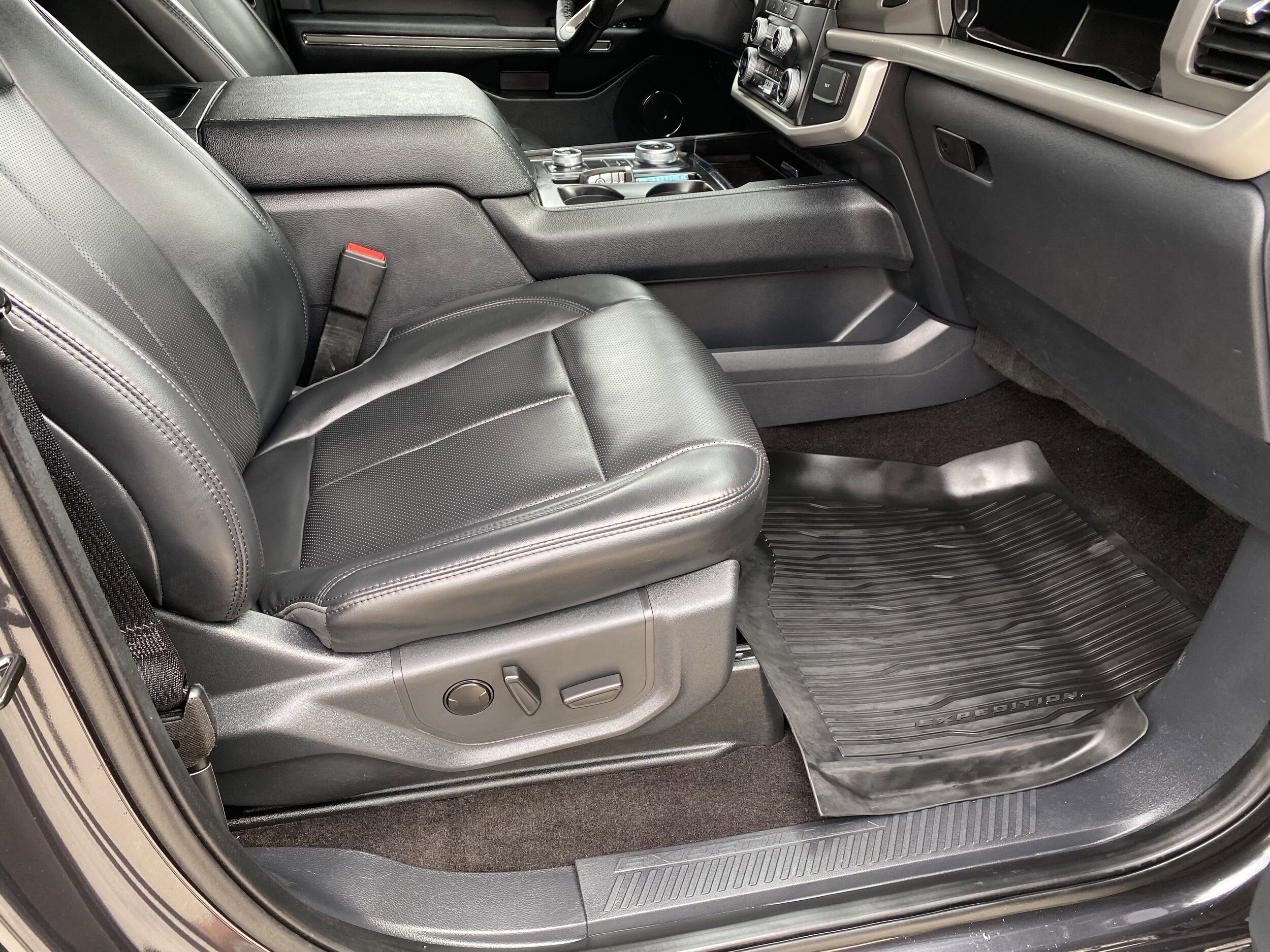 2022 Ford Expedition MAX XLT photo 3