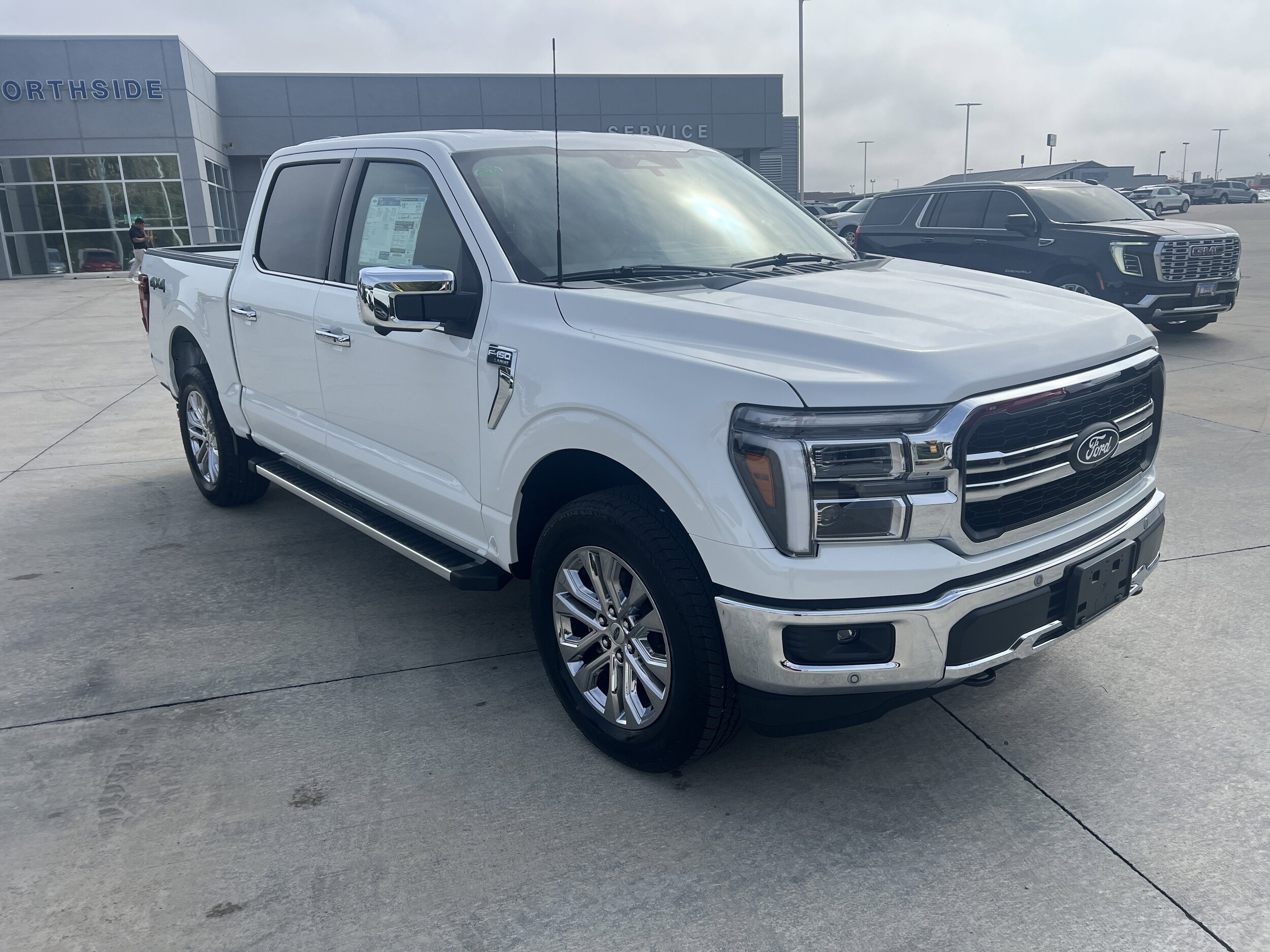 2025 Ford F-150 Lariat photo 2