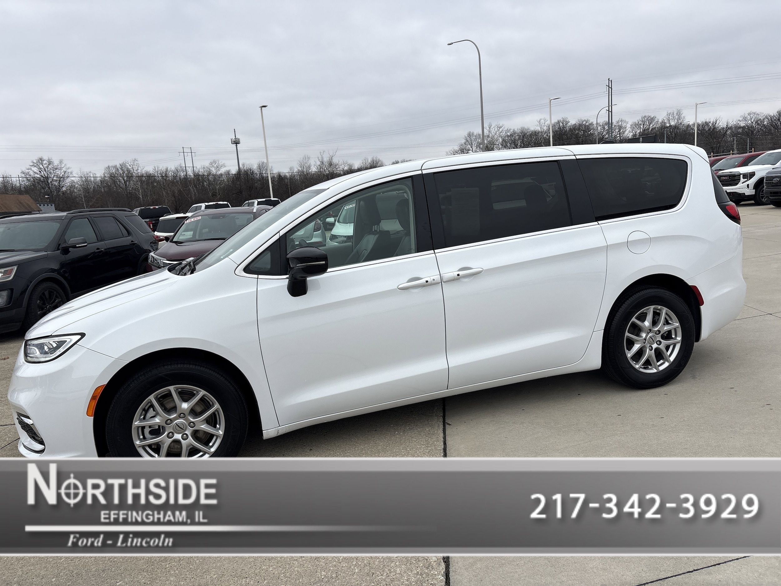 2024 Chrysler Pacifica Touring L's photo