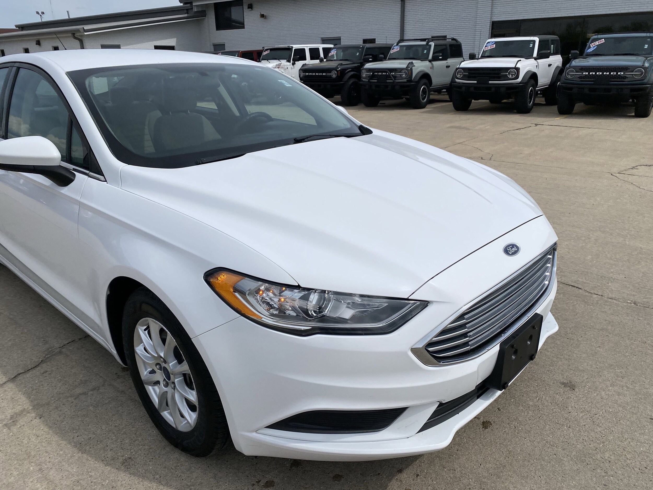 2017 Ford Fusion S photo 3