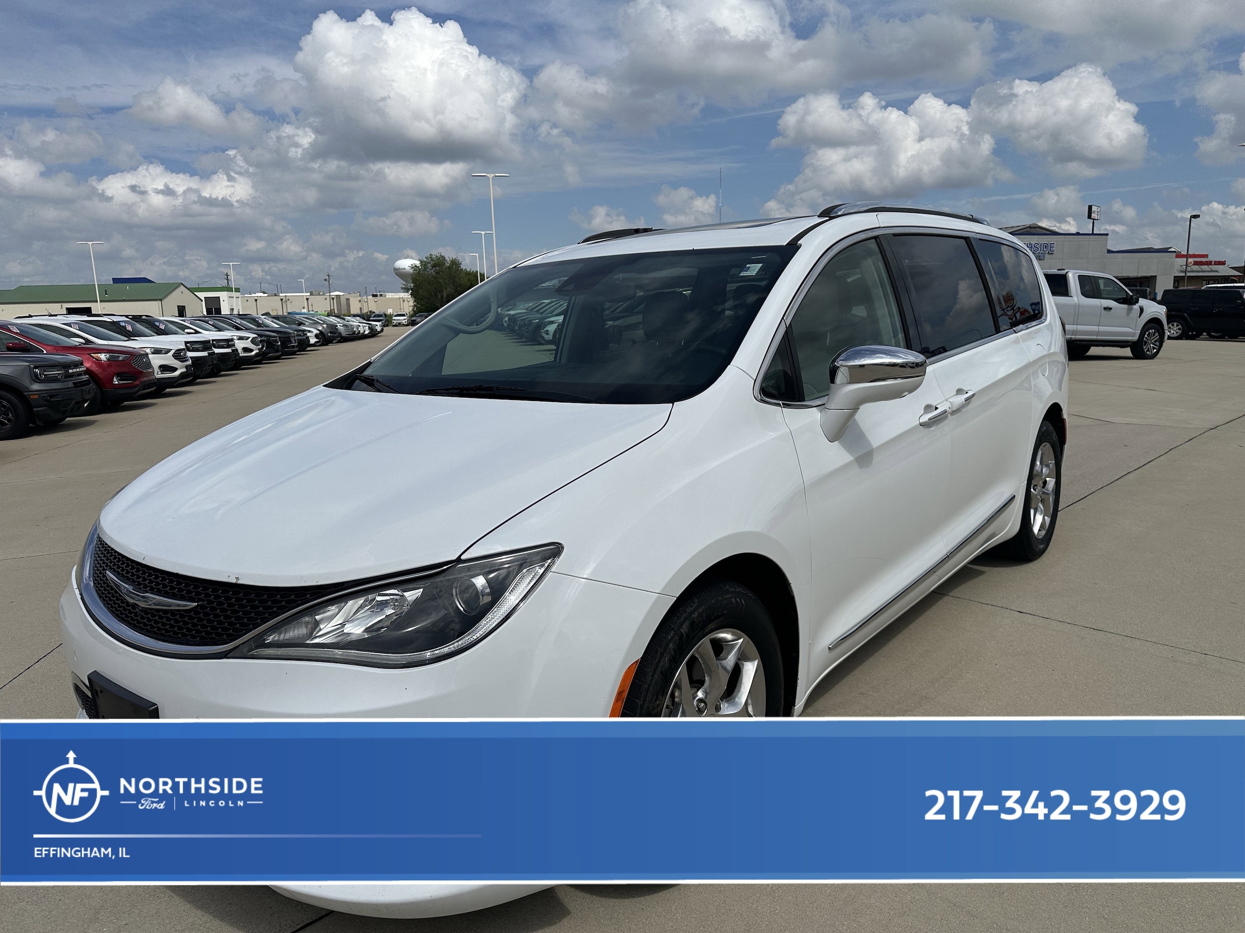 2017 Chrysler Pacifica Limited's photo