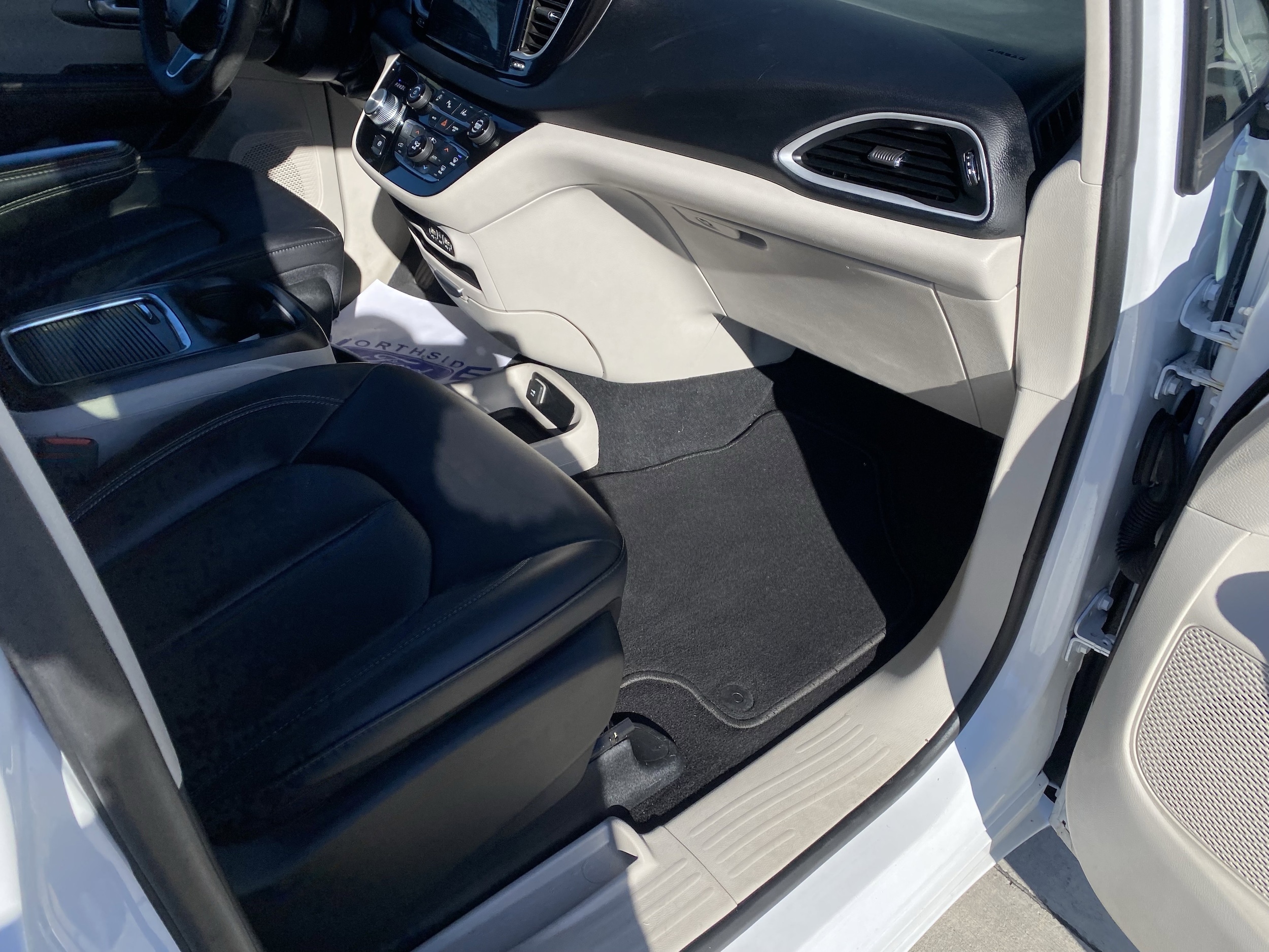 2024 Chrysler Pacifica Touring L - Photo 11