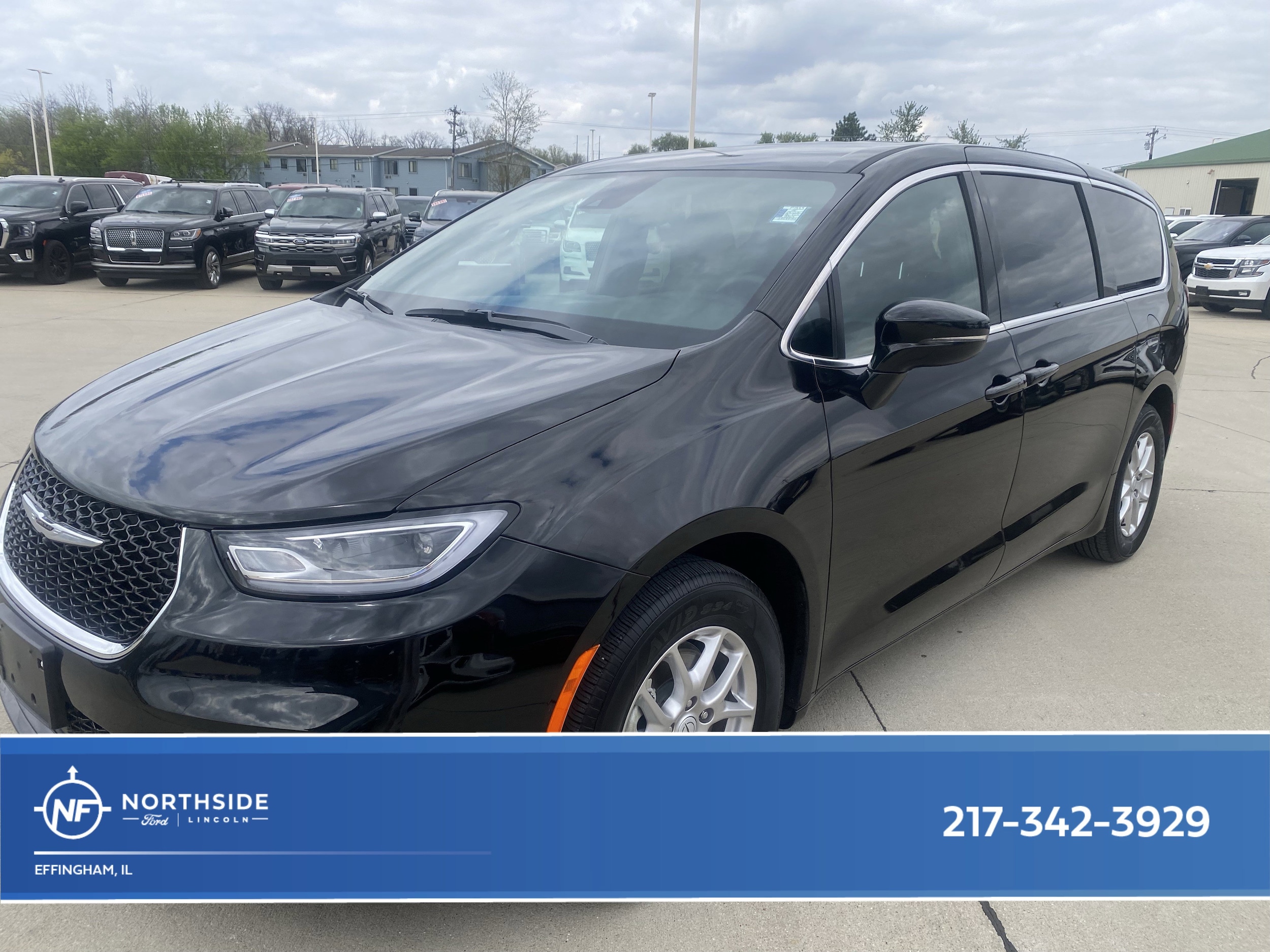 2025 Chrysler Pacifica Select's photo
