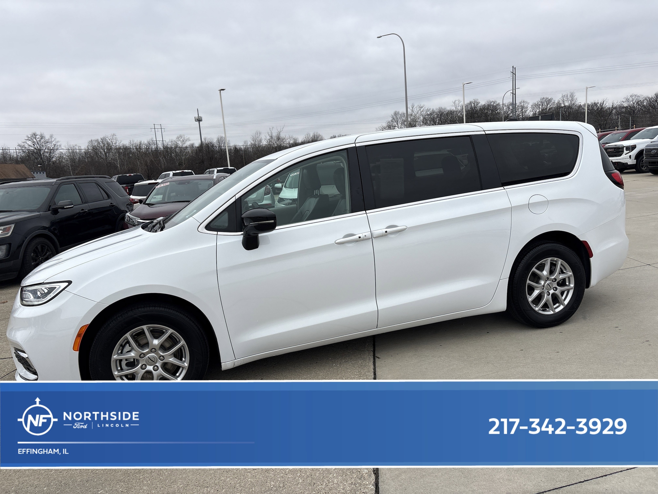 2024 Chrysler Pacifica Touring L's photo